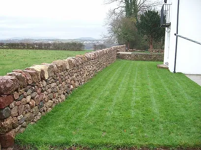 Trockenmauerkunstwerk Trockensteinmauer von Sean Adcock
