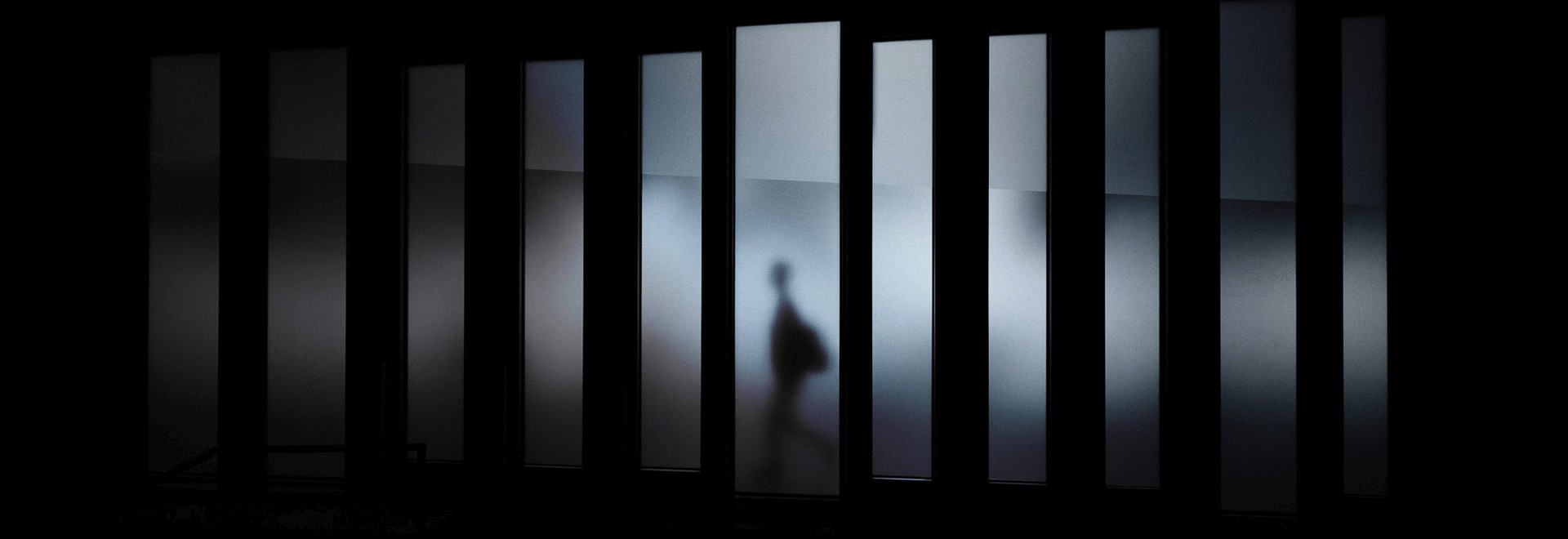 Varios arcos verticales de diferente tamaño. Por uno de esos arcos se ve a una persona caminando.