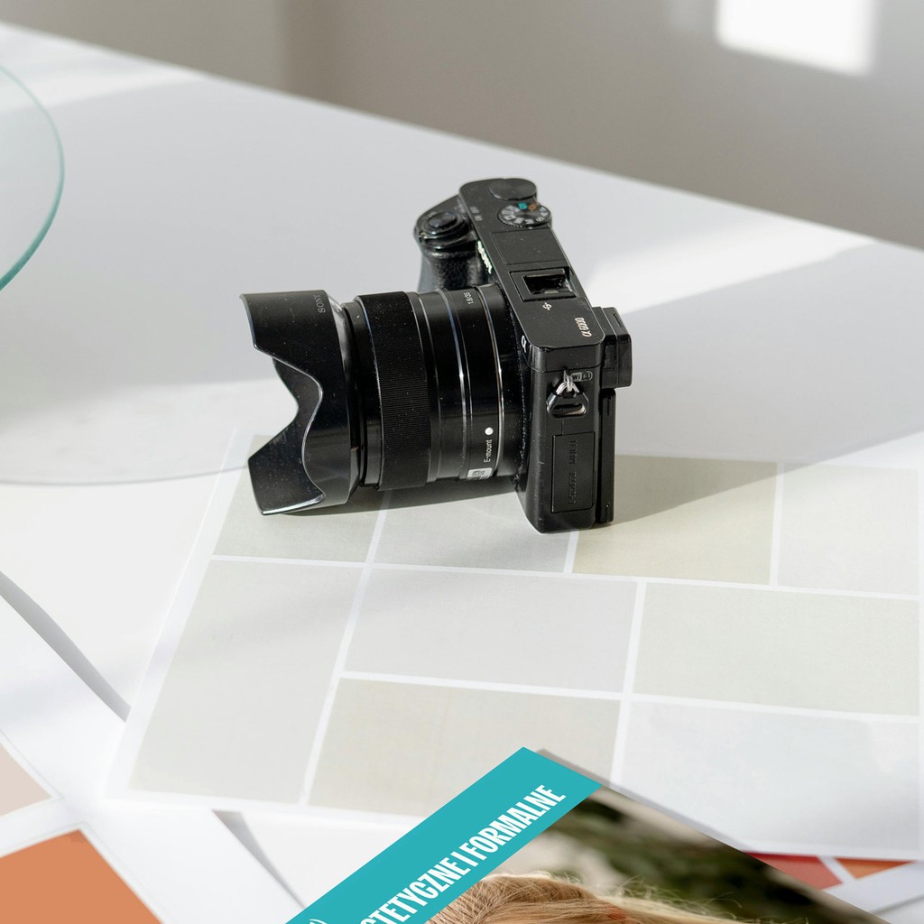 ilustracja przedstawiająca komputer oraz aparat fotograficzny