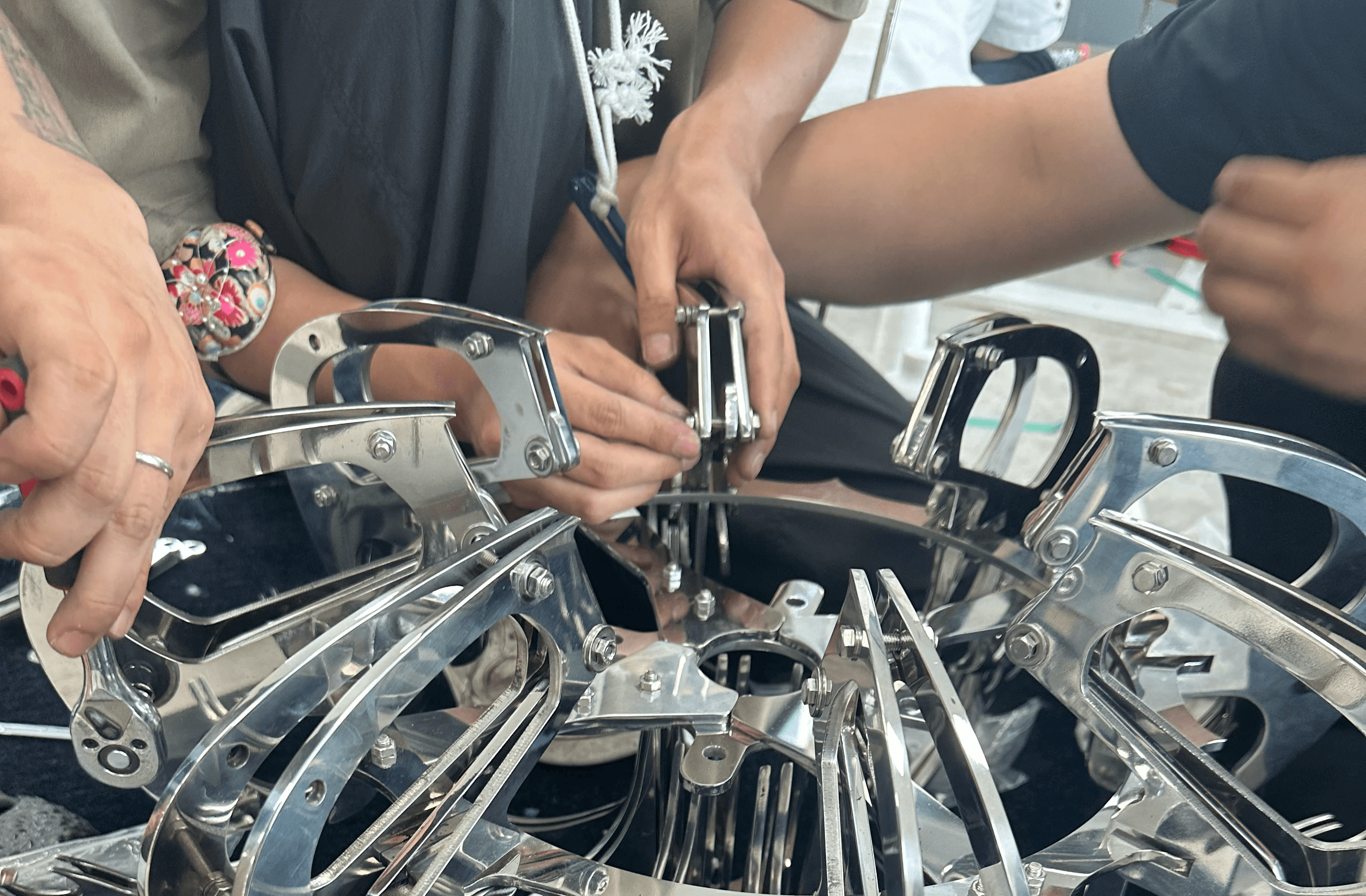 젠틀몬스터 Arachnid 패브릭 조형물 제작 과정, 철골 프레임 위 흰 천 커버링 디테일, 설치 조형물 제작 스튜디오 작업 현장 / The Arachnid fabric sculpture fabrication process, white cotton covering over steel frame, installation sculpture studio workshop