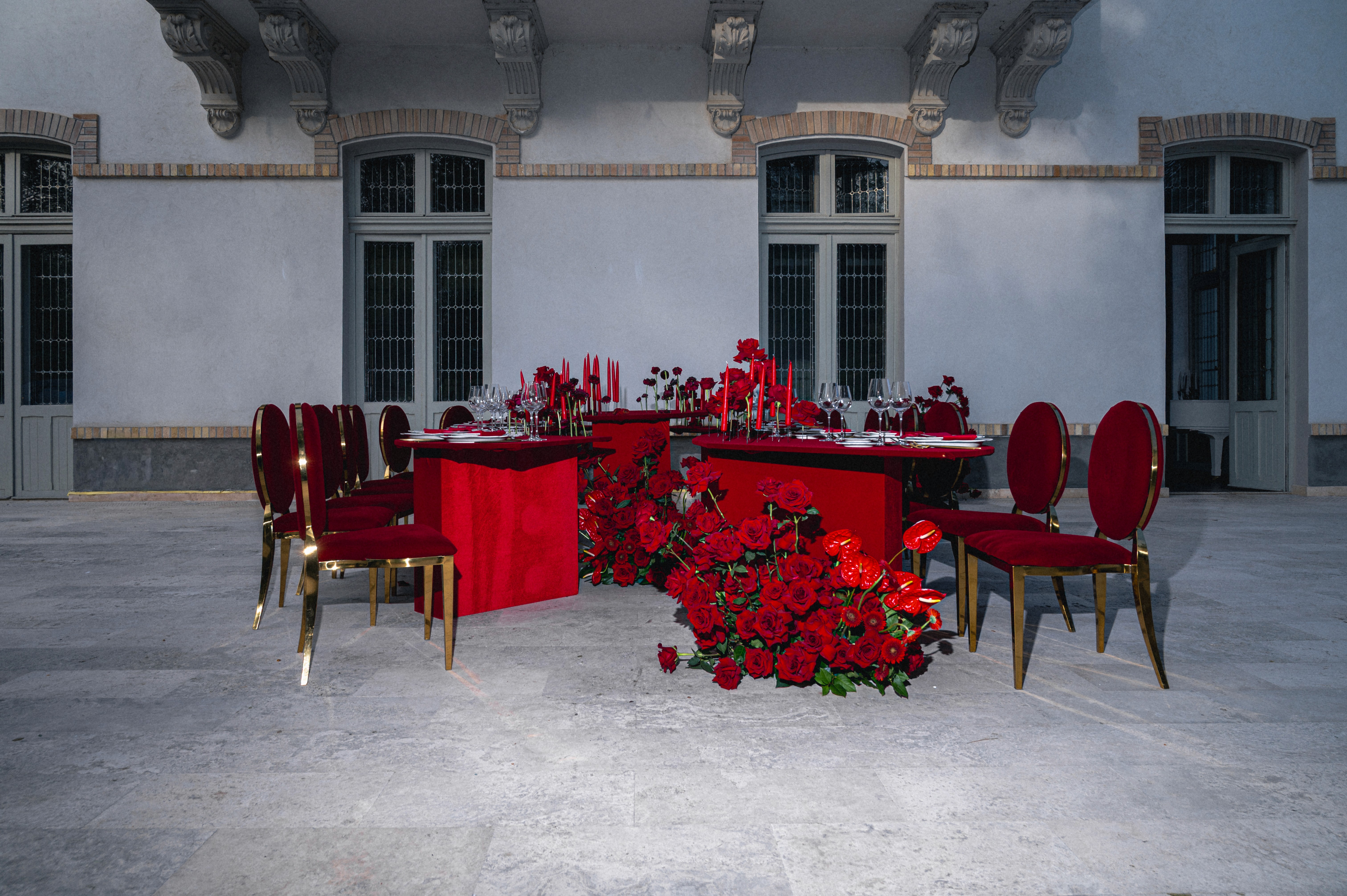 setup de nuntă cu flori roșii și mese elegante, cadru editorial