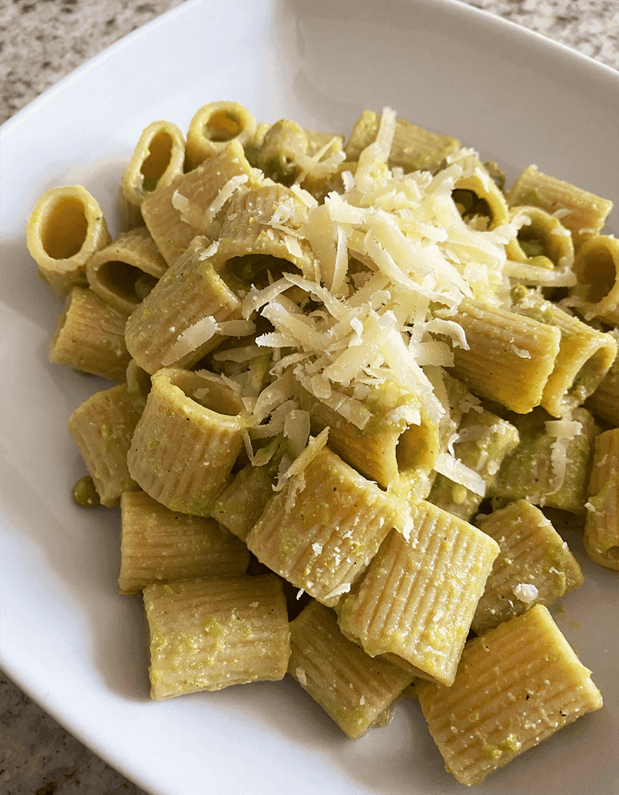 piatto di pasta con verdure