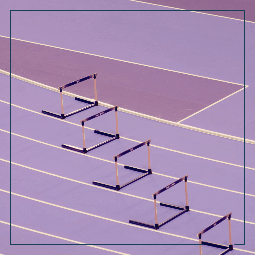 Eine lila laufbahn mit versetzen Hürden