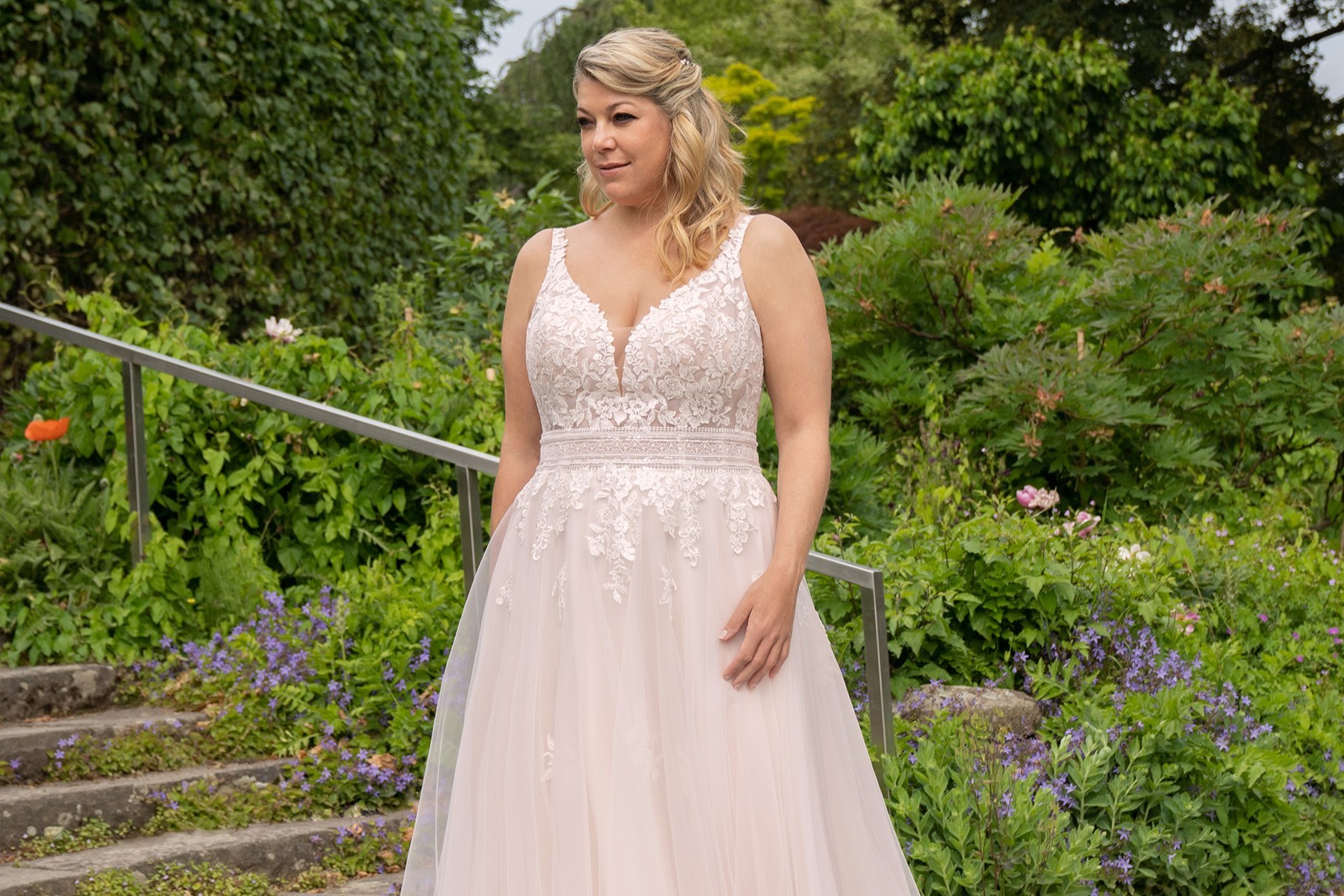 Empire-Brautkleid mit raffiniertem Ausschnitt