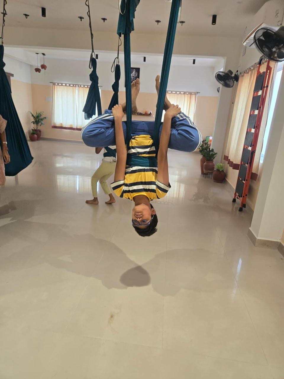 Two hands on the yoga mate
