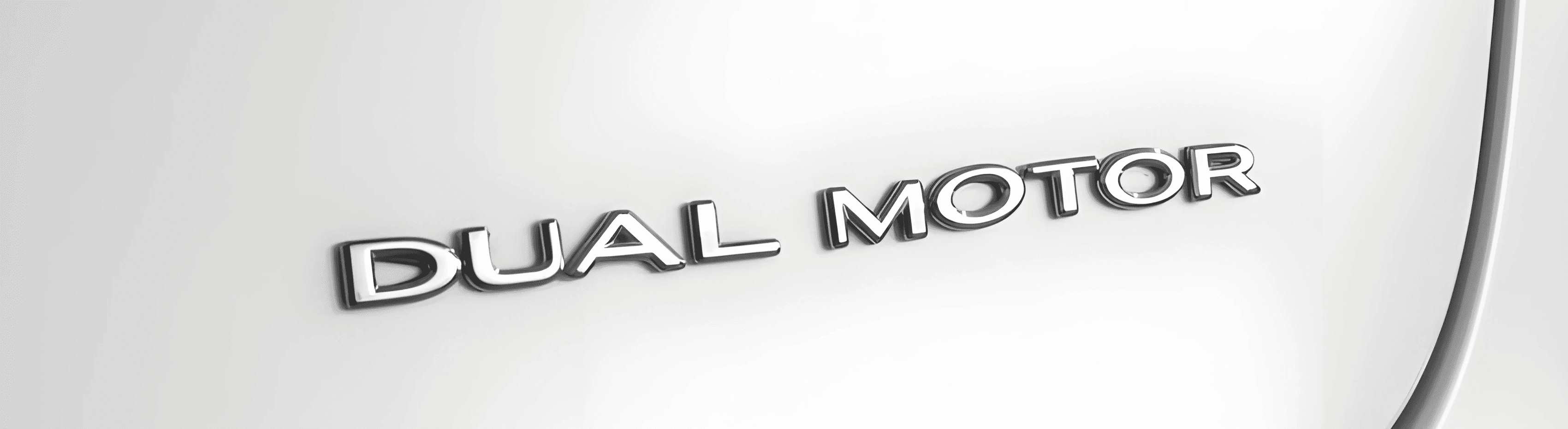 Emblème Dual Motor sur une Tesla, détail du badge indiquant la motorisation à deux moteurs