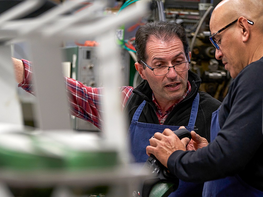 photographie reportage métier homme fabriquant chaussures 2