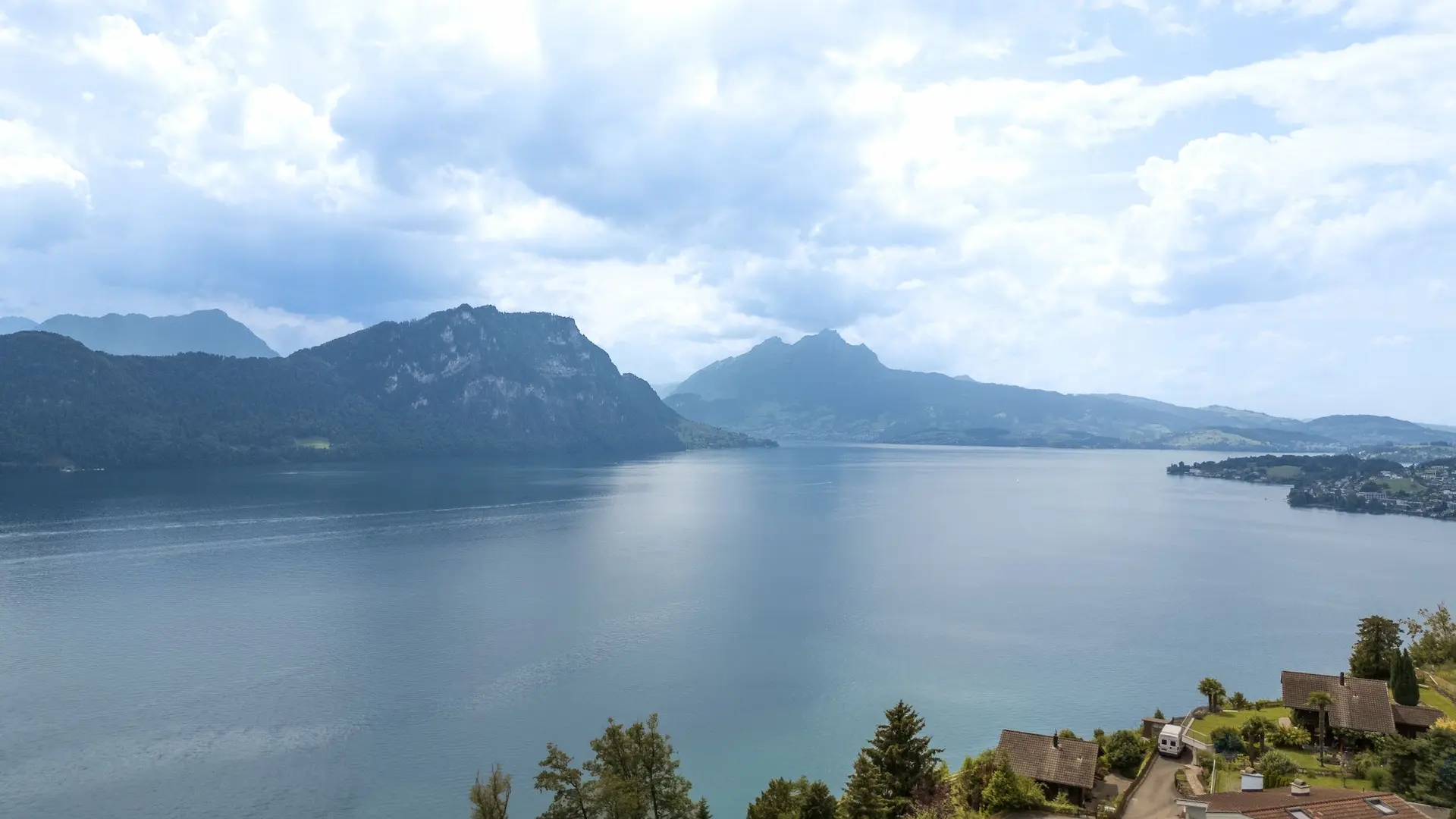 Panoramablick auf den Vierwaldstättersee und die umliegende Berglandschaft