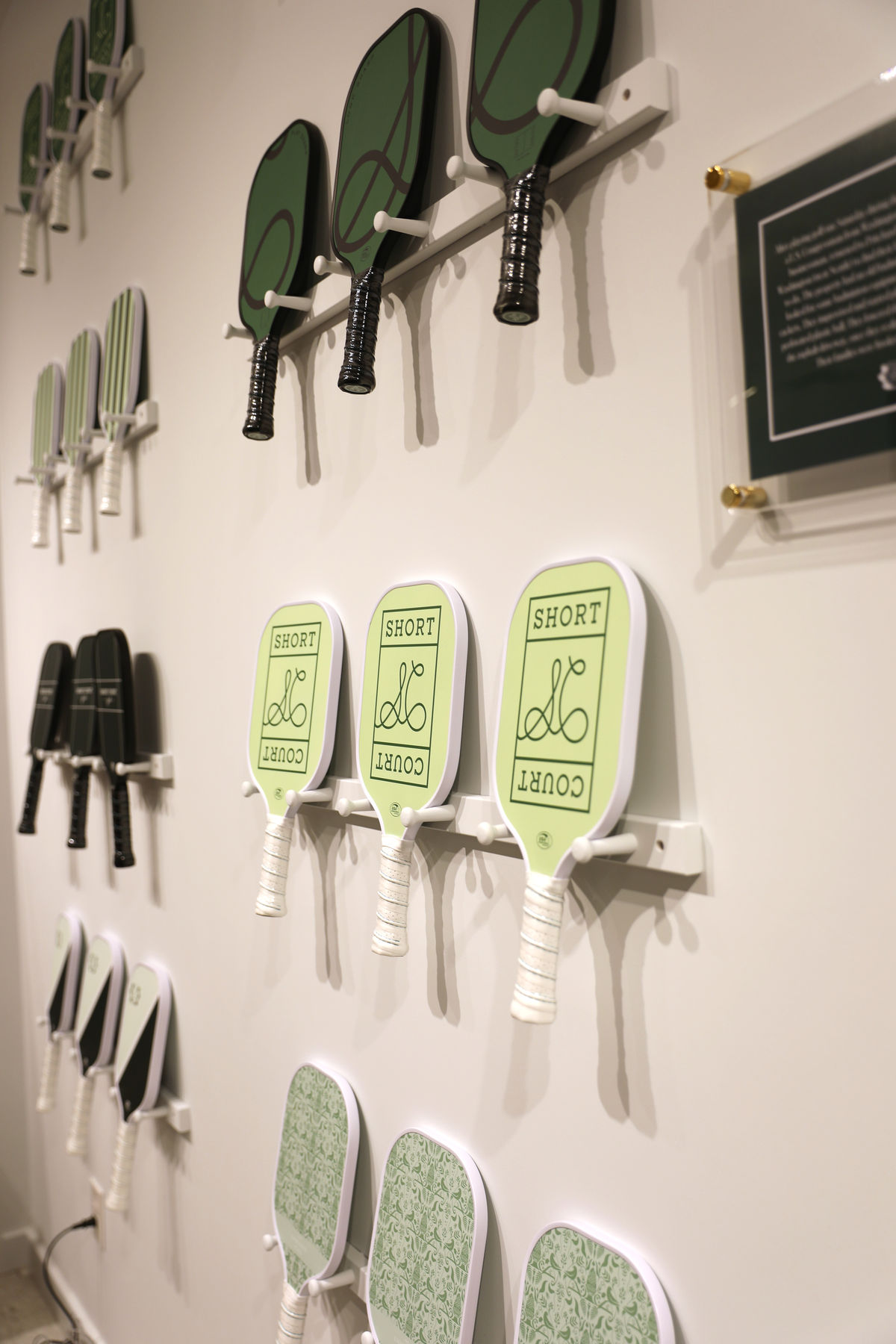 專業工程團隊於現場討論室內匹克球場地工程、運動地板選型及體育場館設計細節。