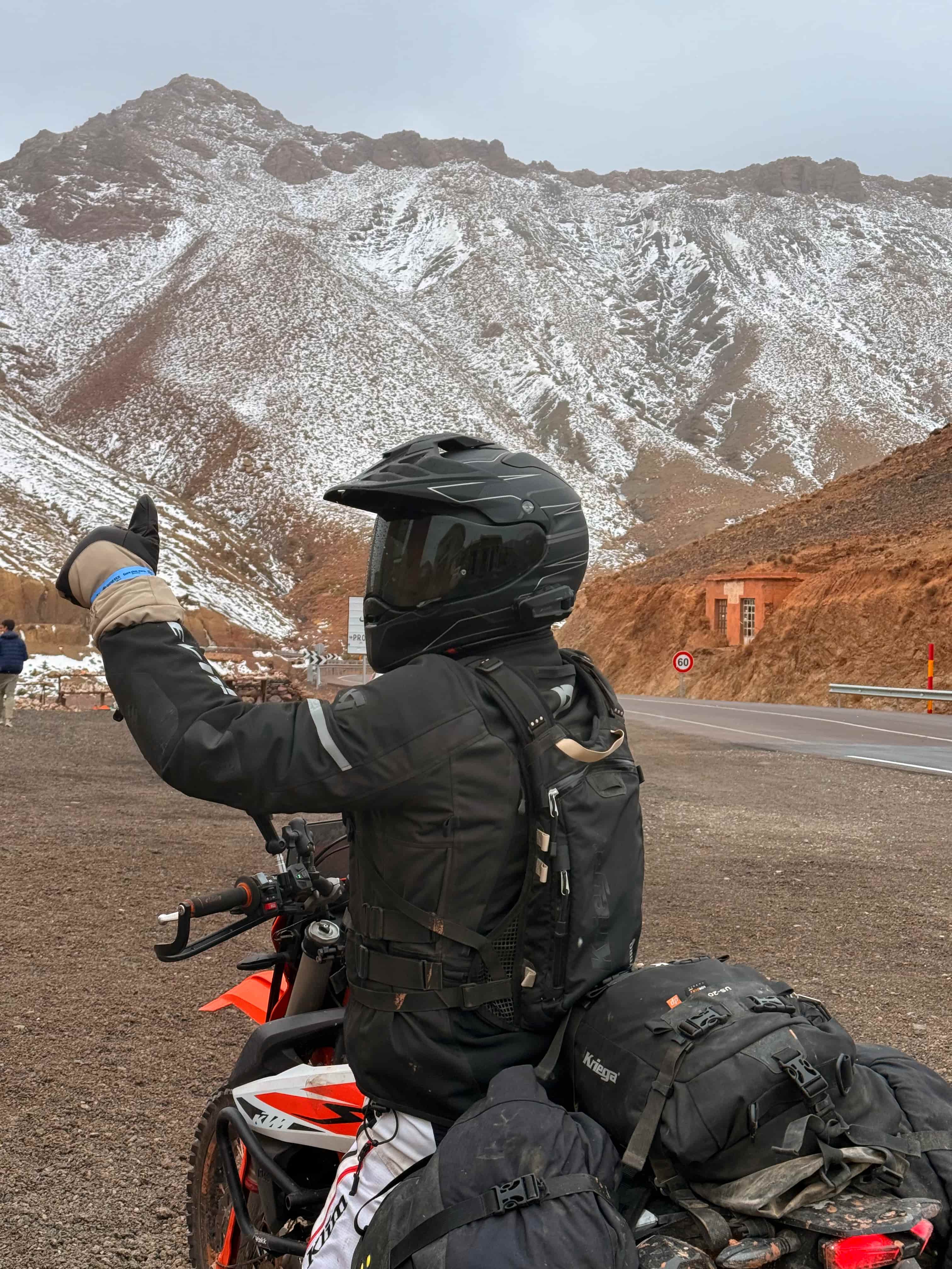 Катание вдоль моря на закате