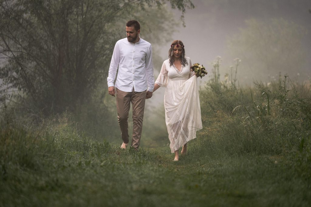 Mladenci u šetnji pored rijeke u bajkovito jutro