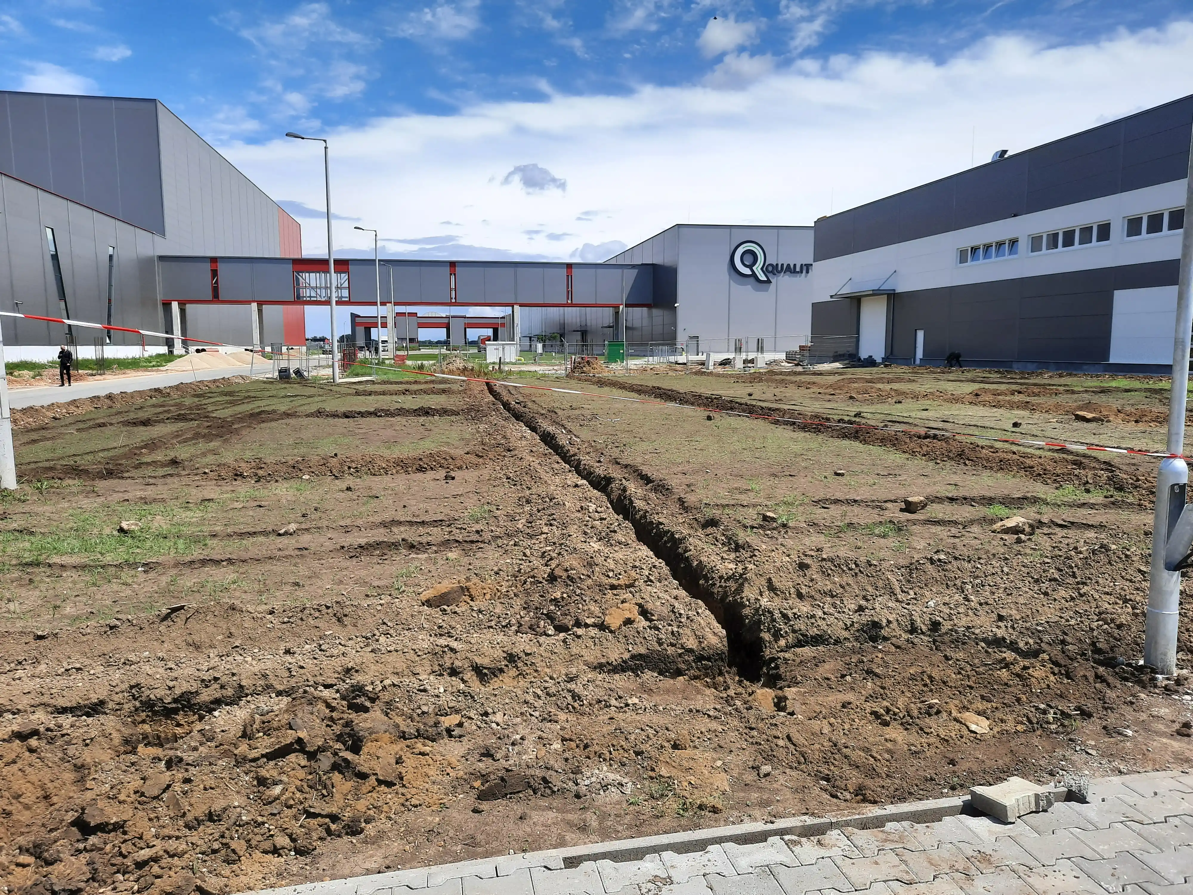 Sziklakert épitése olajfával modern családi ház mellett