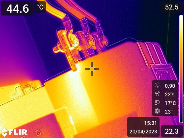 Thermografische opname van een contactor, uitgevoerd door Kwootech voor elektrische veiligheid.