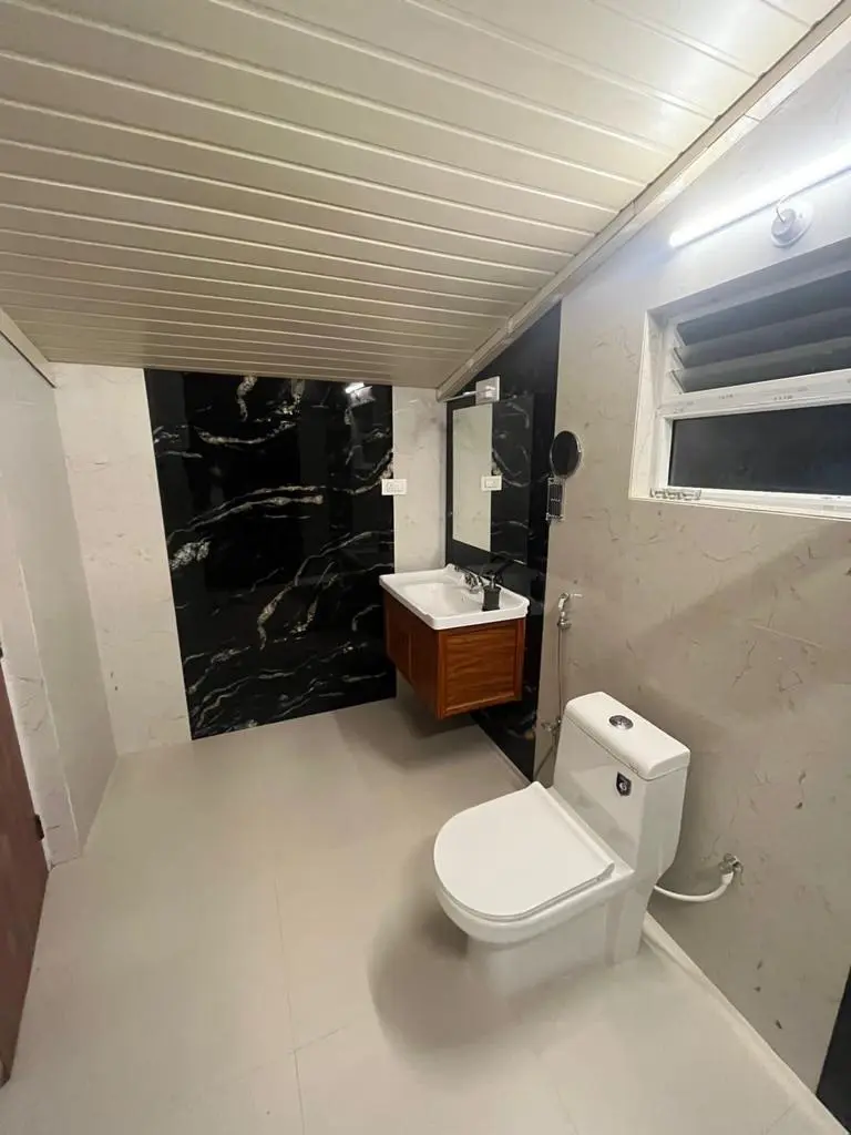 Contemporary Bathroom Wall Tile with Dark Grout – Sri Alagar