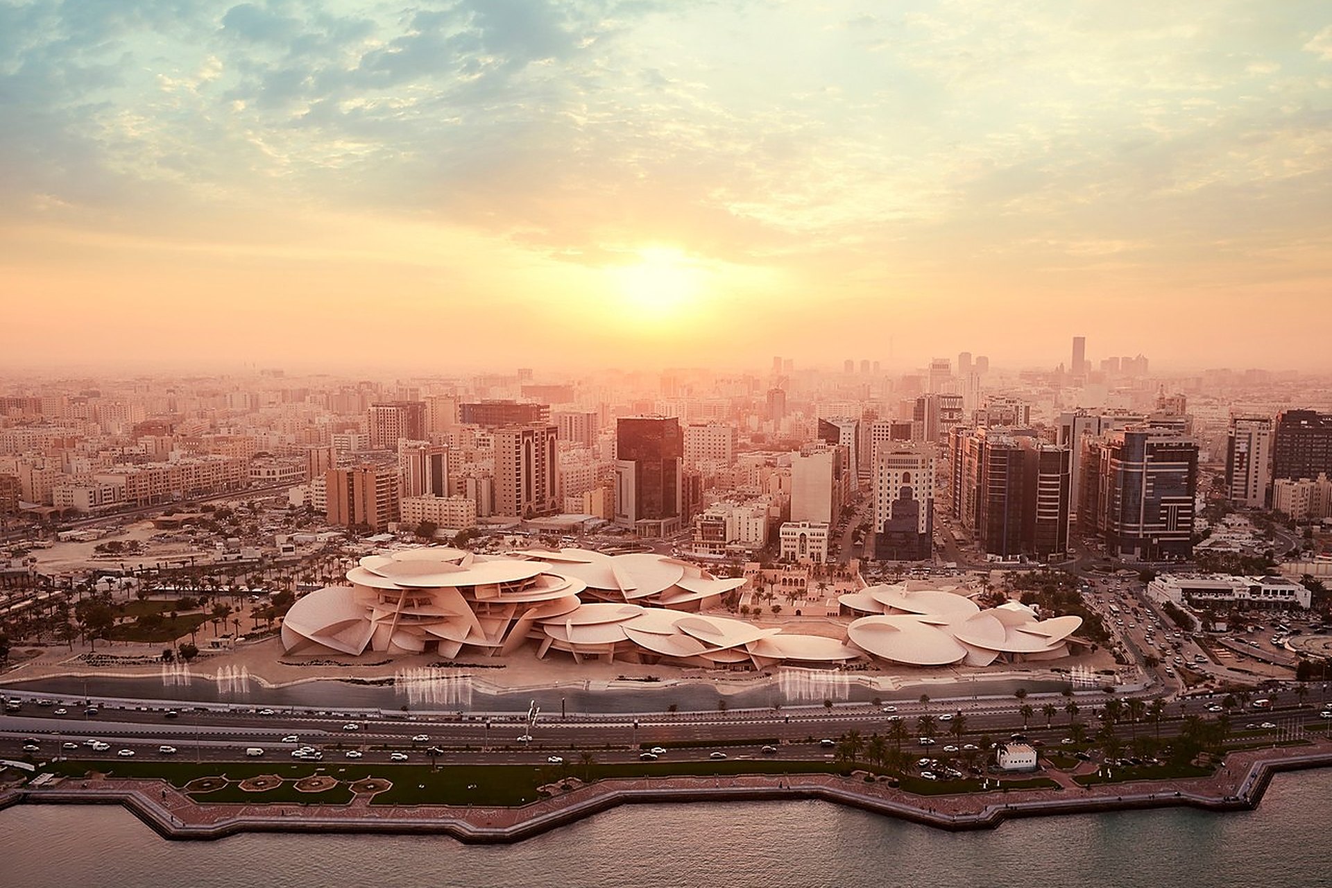 Le Musée national du Qatar vu du ciel, sur la corniche de Doha, avec ses disques de pierre imbriqués comme une rose des sables