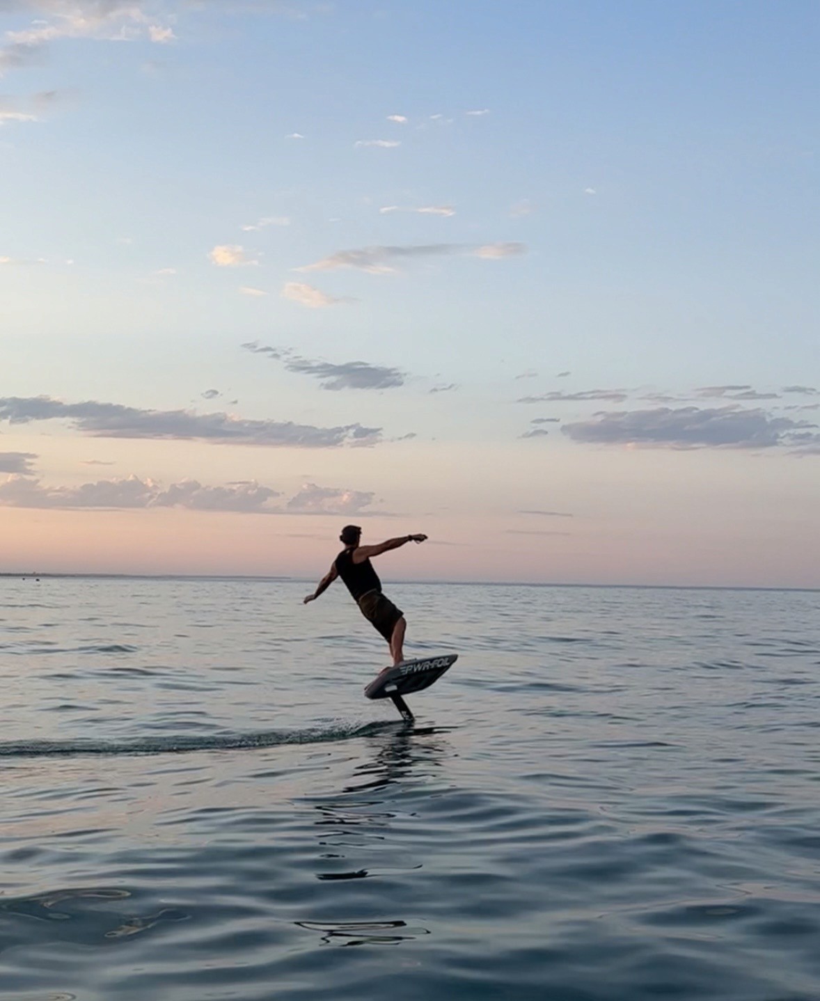 Rider en eFoil PWR-Foil au coucher du soleil sur l'océan à l'île Maurice, moment de liberté offert en cadeau