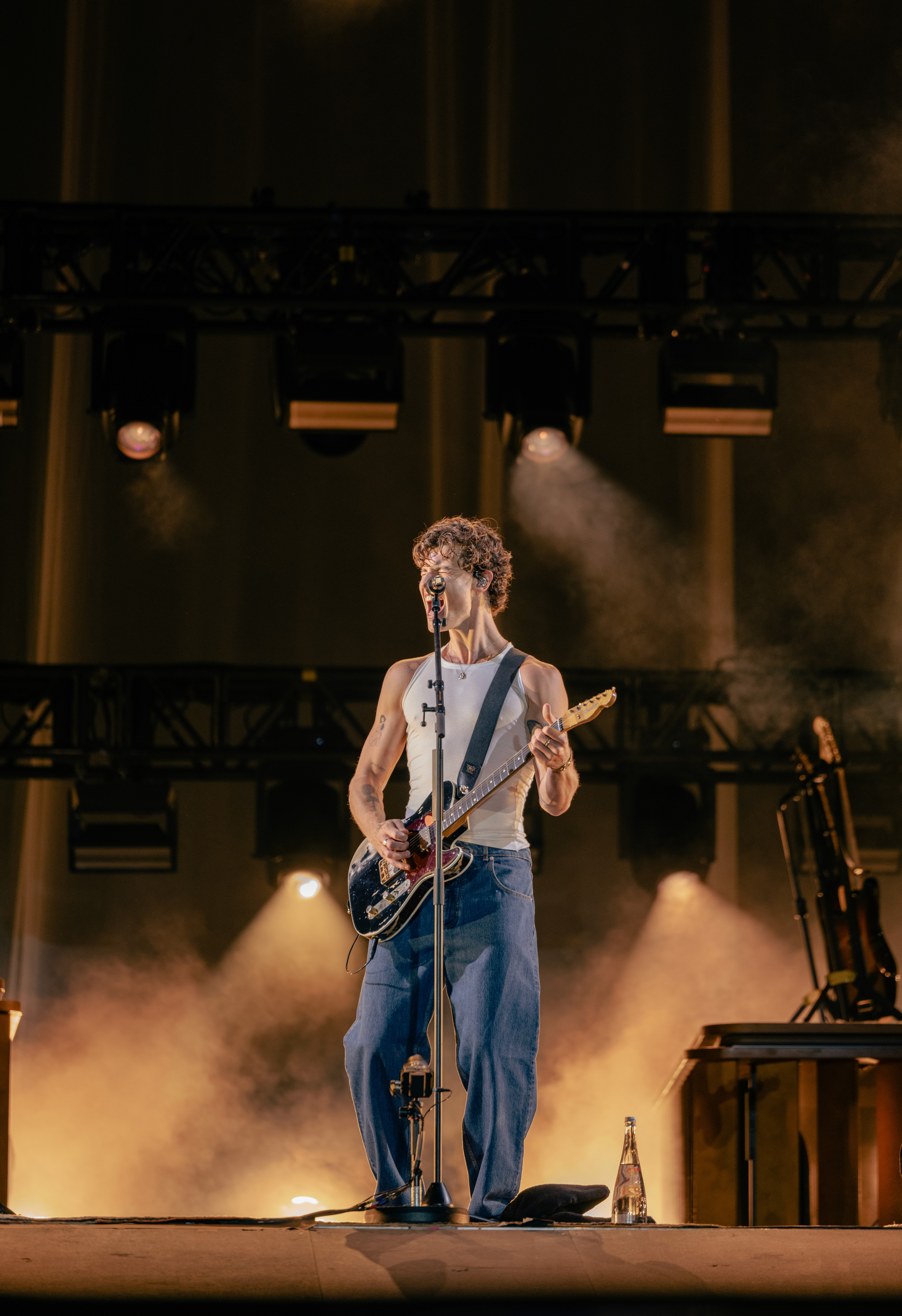 Shawn Mendes während Liveshow in Zürich im Spotlight