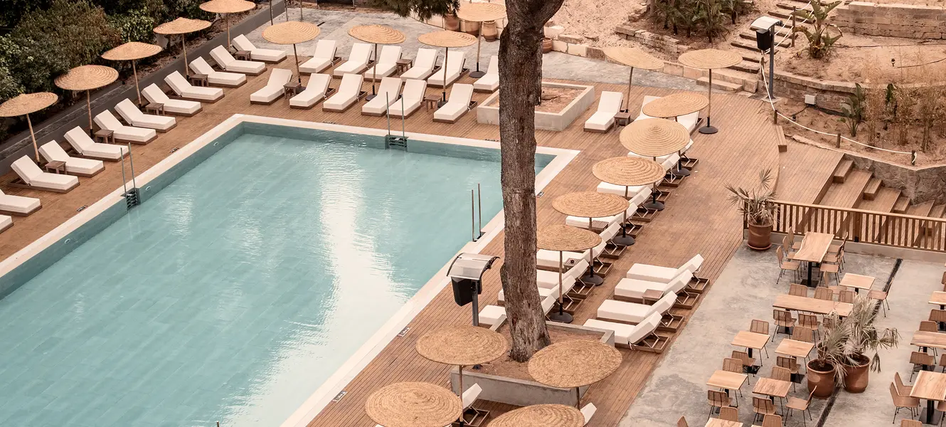 Innenansicht eines luxuriösen Schwimmbades mit Liegestühlen, Pool und Whirlpool. Entspannungsbereich für Wellnessurlaub.