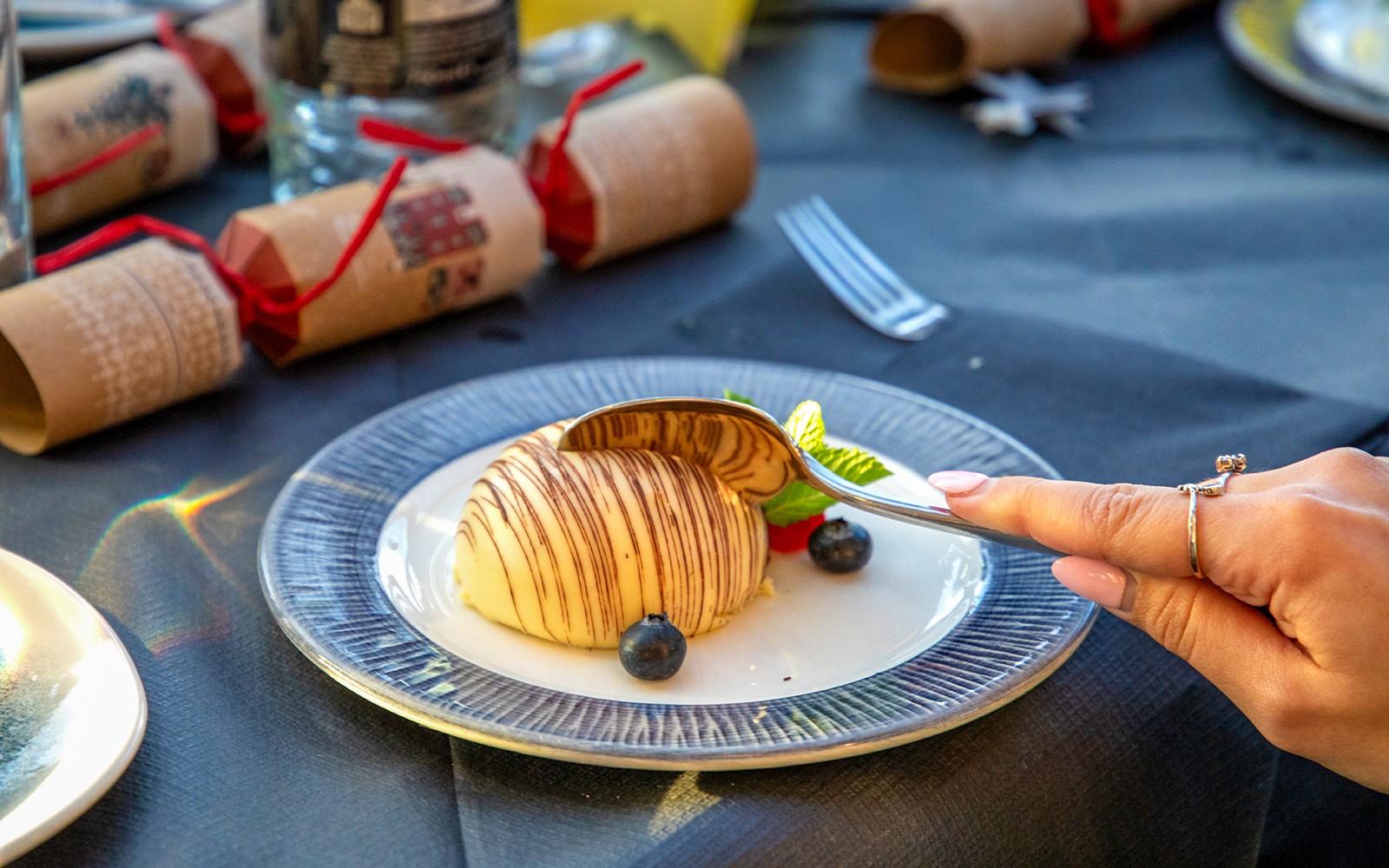 Dessert med sjokoladeglasur og bær til julelunsj på cruise langs Themsen.