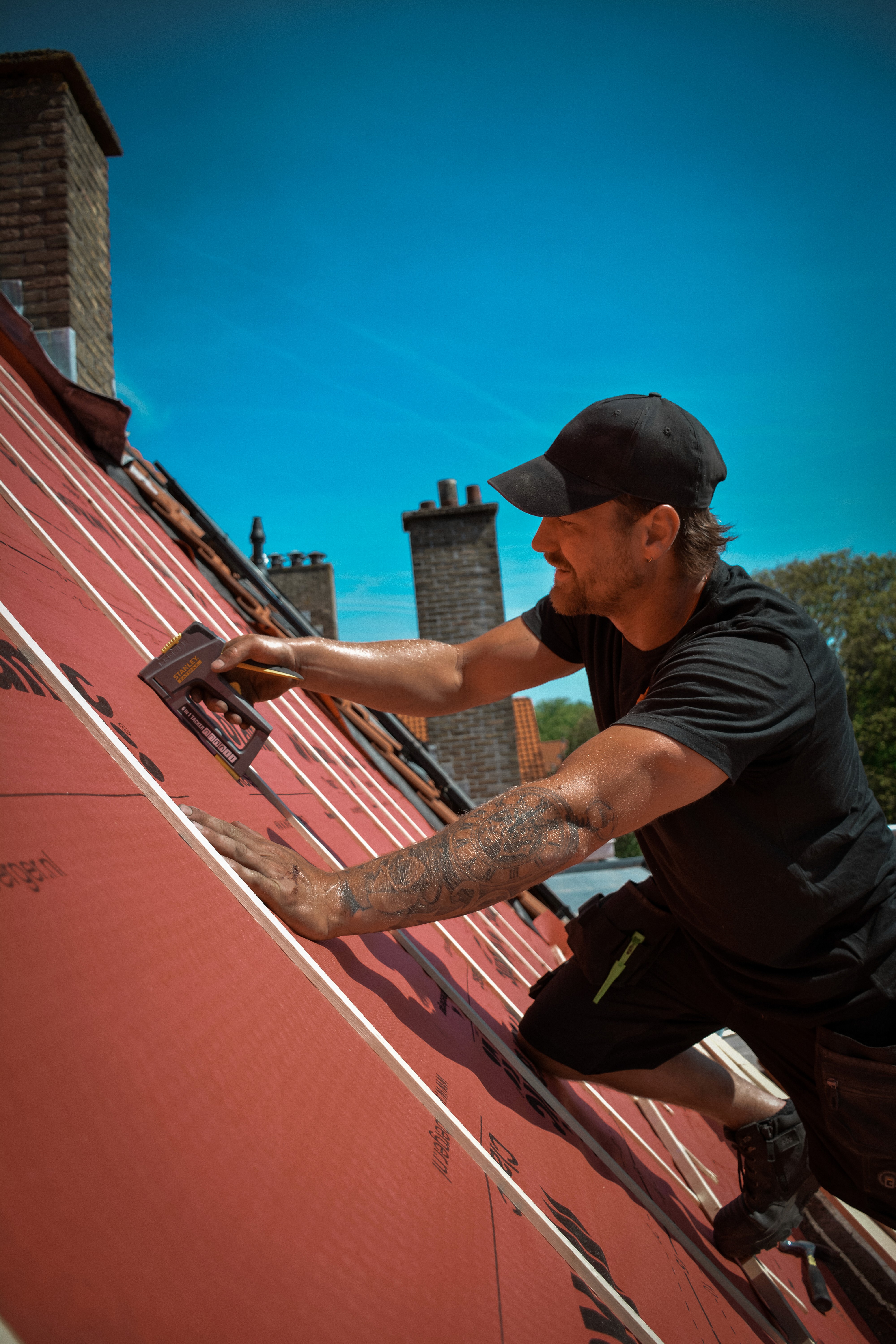 Dakdekker bezig met isolatie