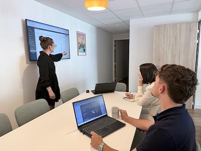 Collaboration entre client et équipe commerciale Smiling Business