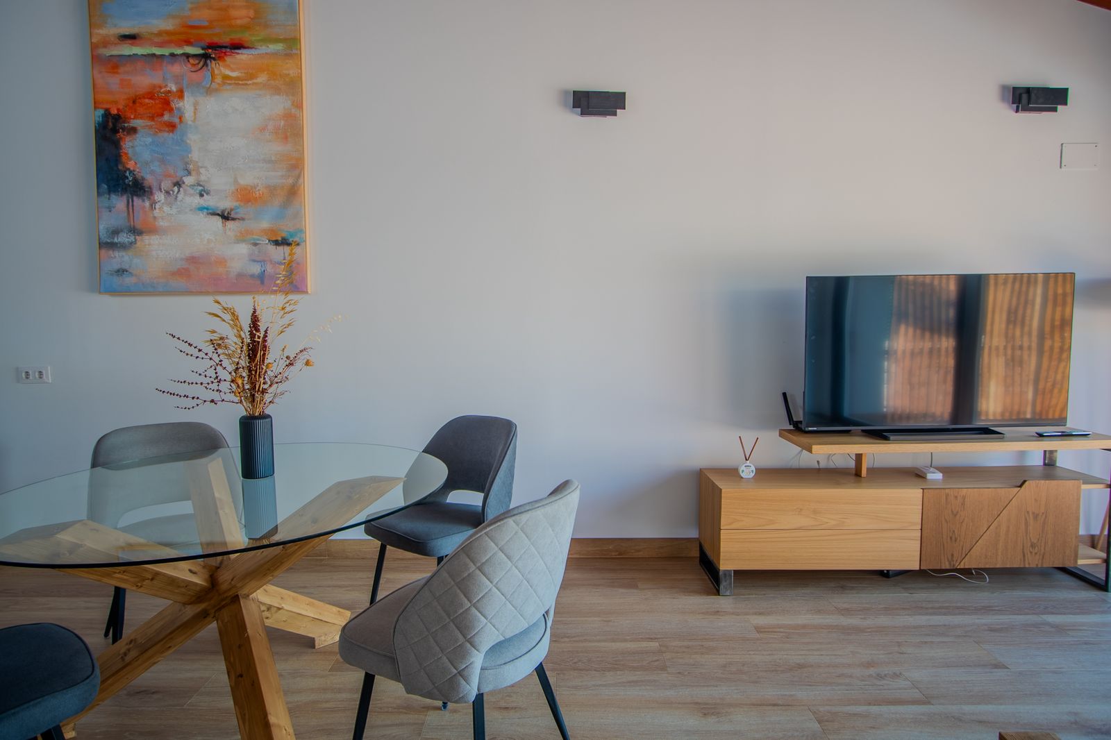Salón donde relajarse y ver la tele en la huerta del curato casas rurales