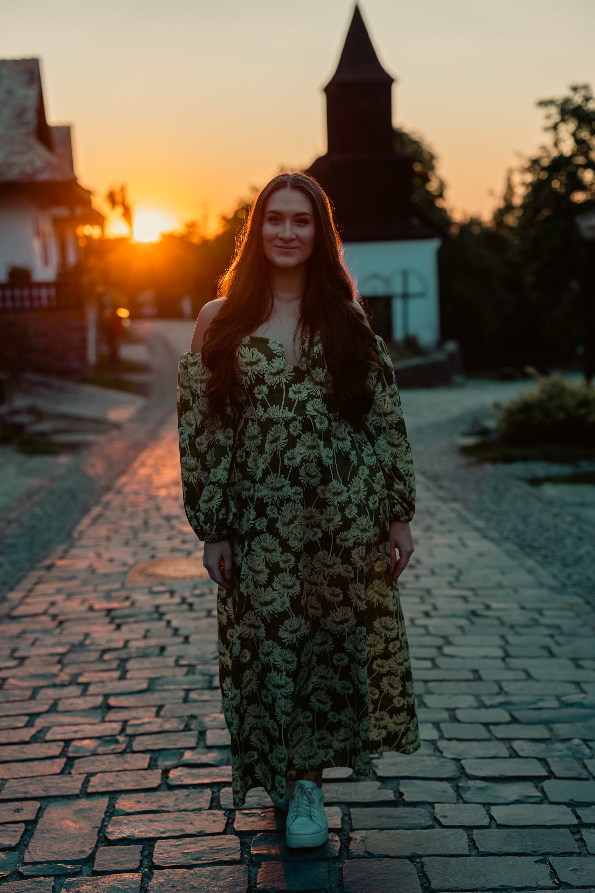 Hollókő ófalu macskaköves utcái és hagyományos fehér házai.