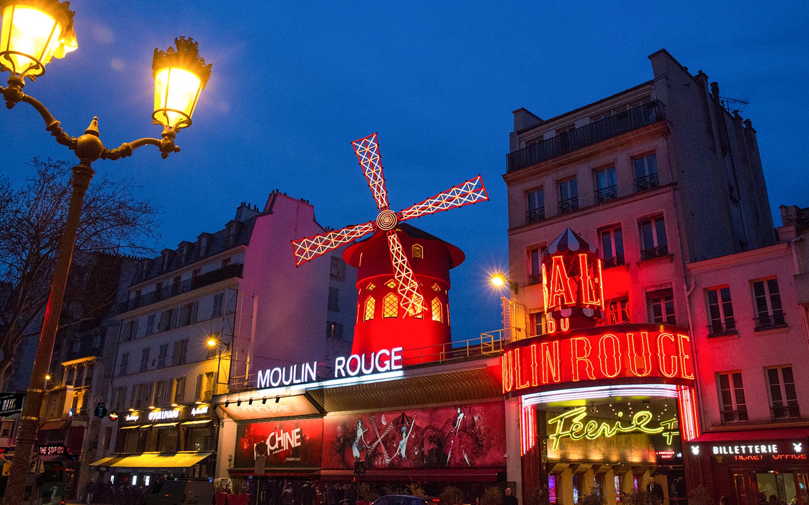 フランス、パリで上演されるムーラン・ルージュのキャバレーショーです。ステージには出演者たちが華やかに登場します。