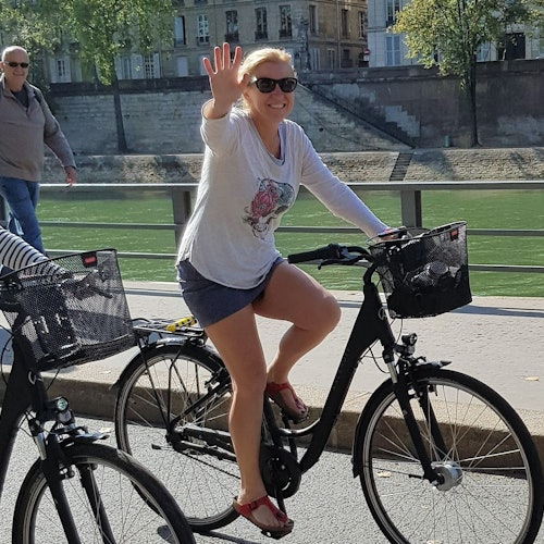 在塞纳河畔的轻松漫步