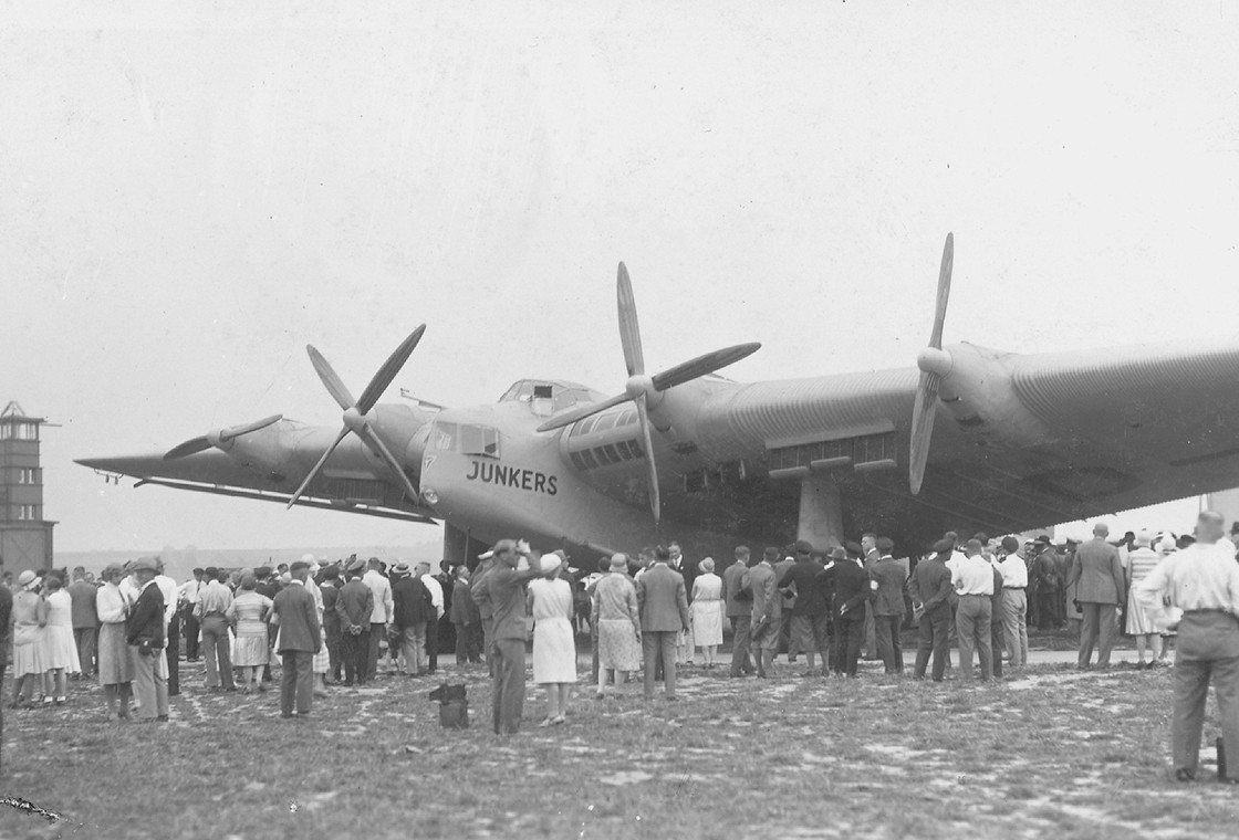 Großes Junkers Flugzeug steht vor Zuschauern am Flughafen Dortmund Brackel