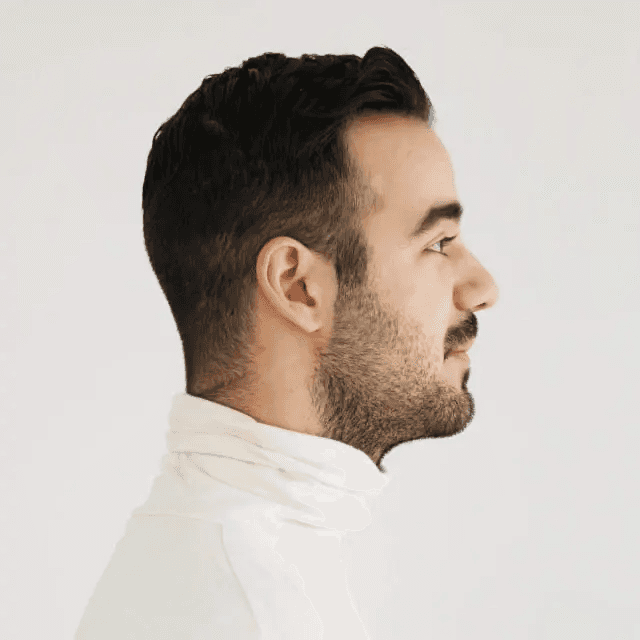 Schwarzhaariger junger Mann.