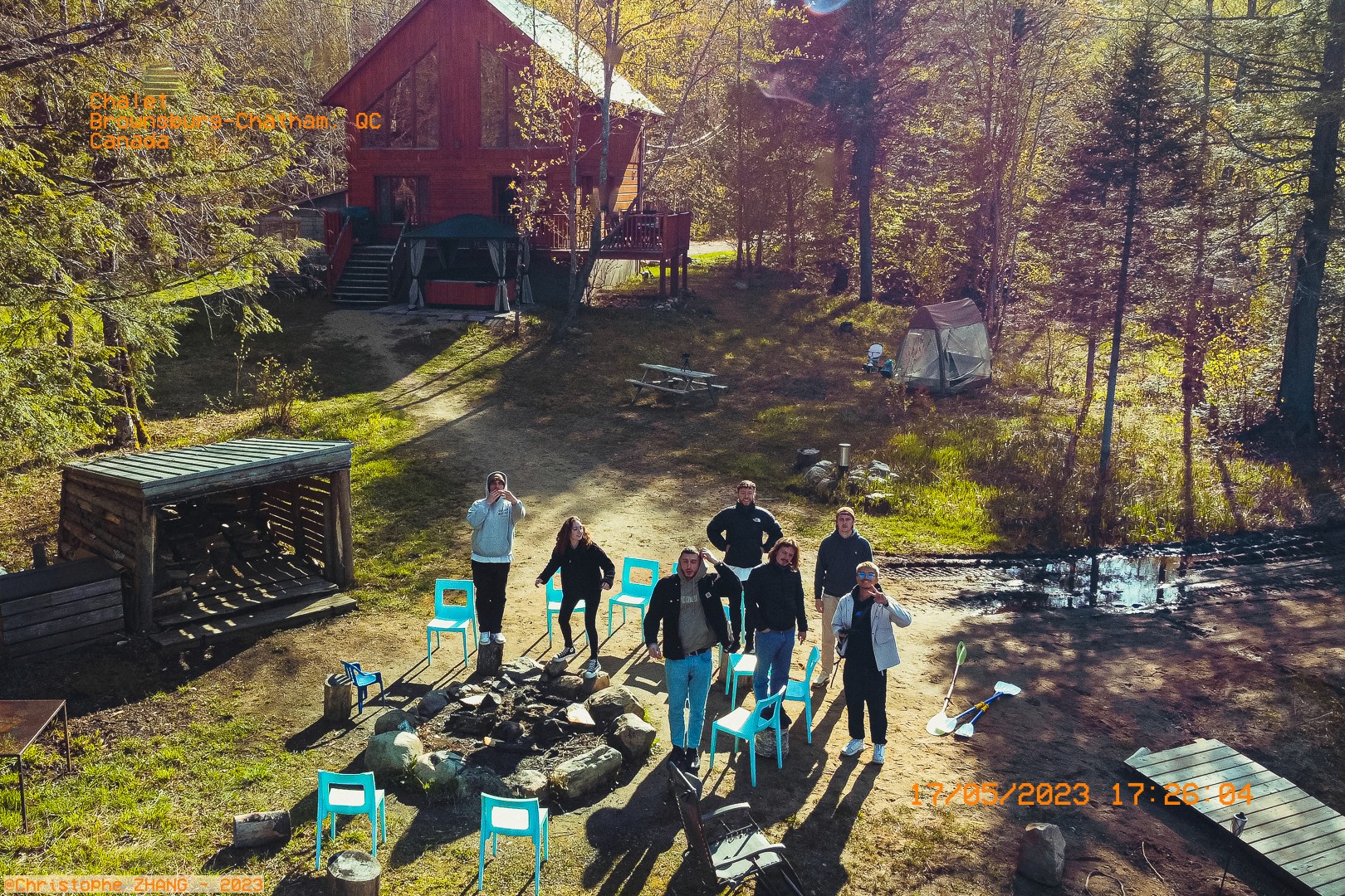 Vue aérienne d'un chalet en forêt avec des amis