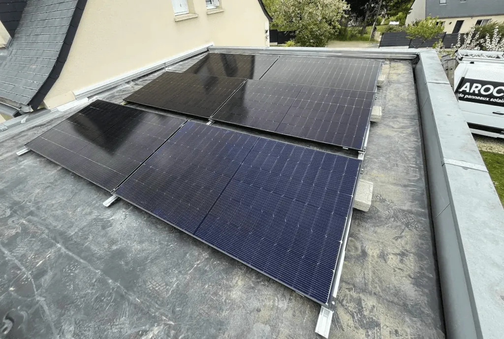 Photo du toit d'une maison en Centre-Val de Loire équipée de panneaux solaires dont l'installation a été faite par Solarock.
