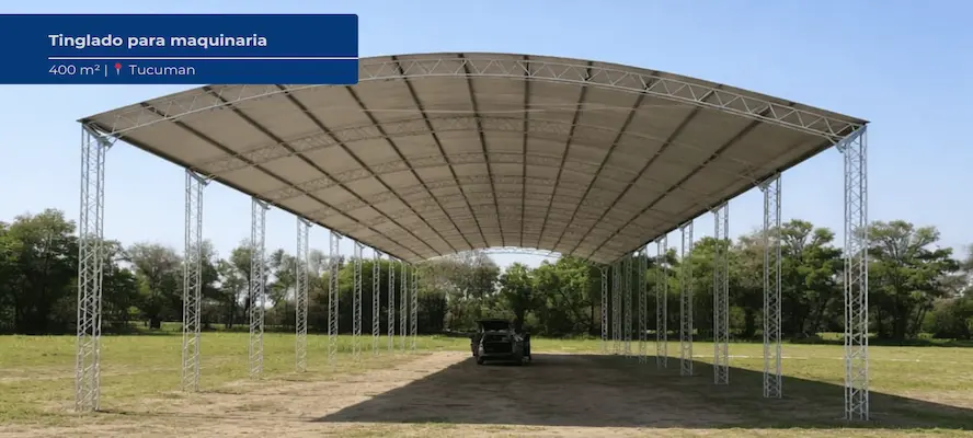 Tinglado metálico para maquinaria agrícola con estructura de acero y cubierta de chapa instalado en Tucumán.