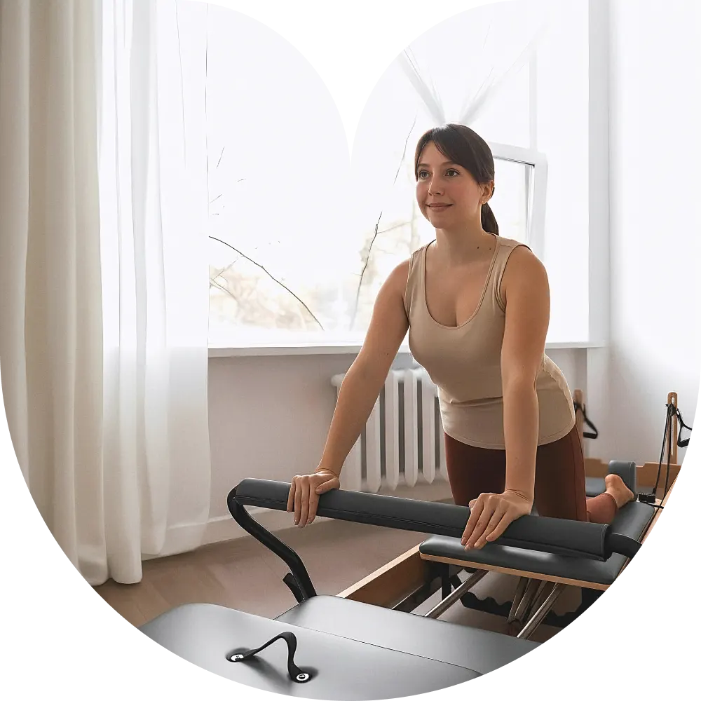 Jeune femme pratiquant le Pilates Reformer avec Pilatement Votre