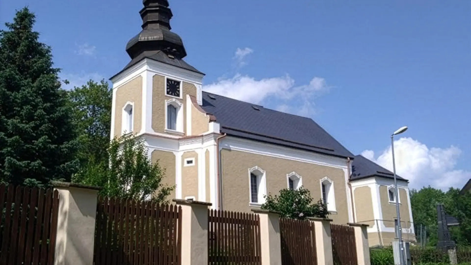 Historické domy s věží v centru města. Krása regionu, kterou pomáháme starostům chránit a dále rozvíjet.