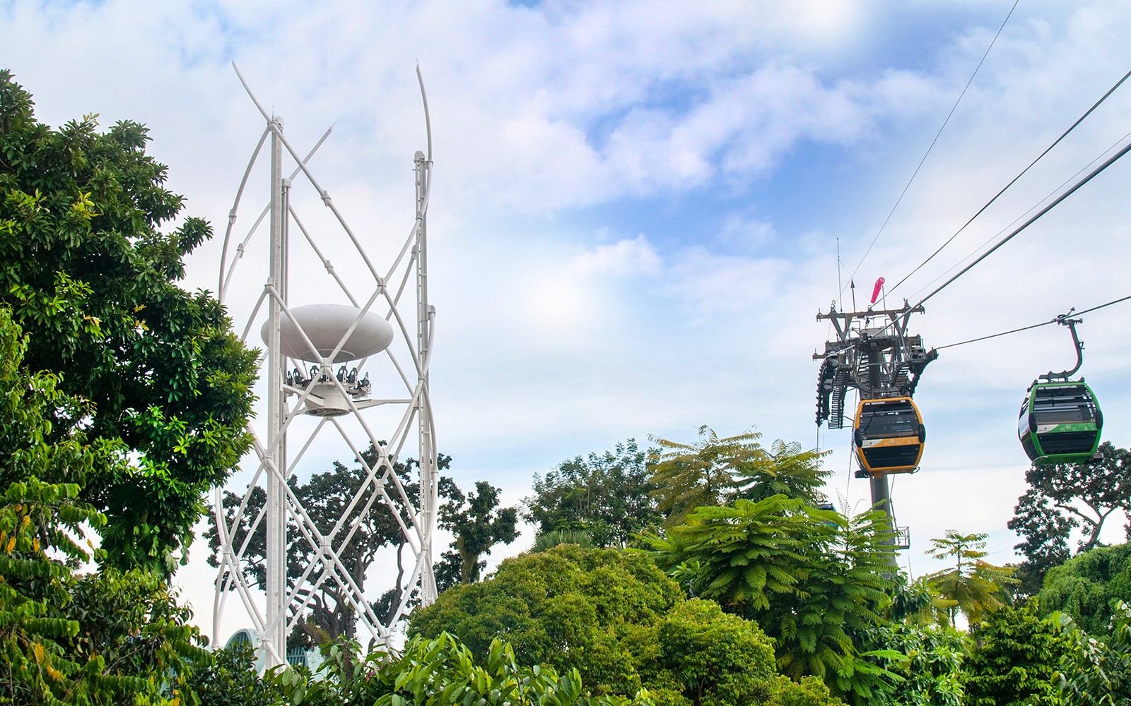 Funivia di Singapore e SkyHelix Sentosa immersi in una lussureggiante vegetazione.