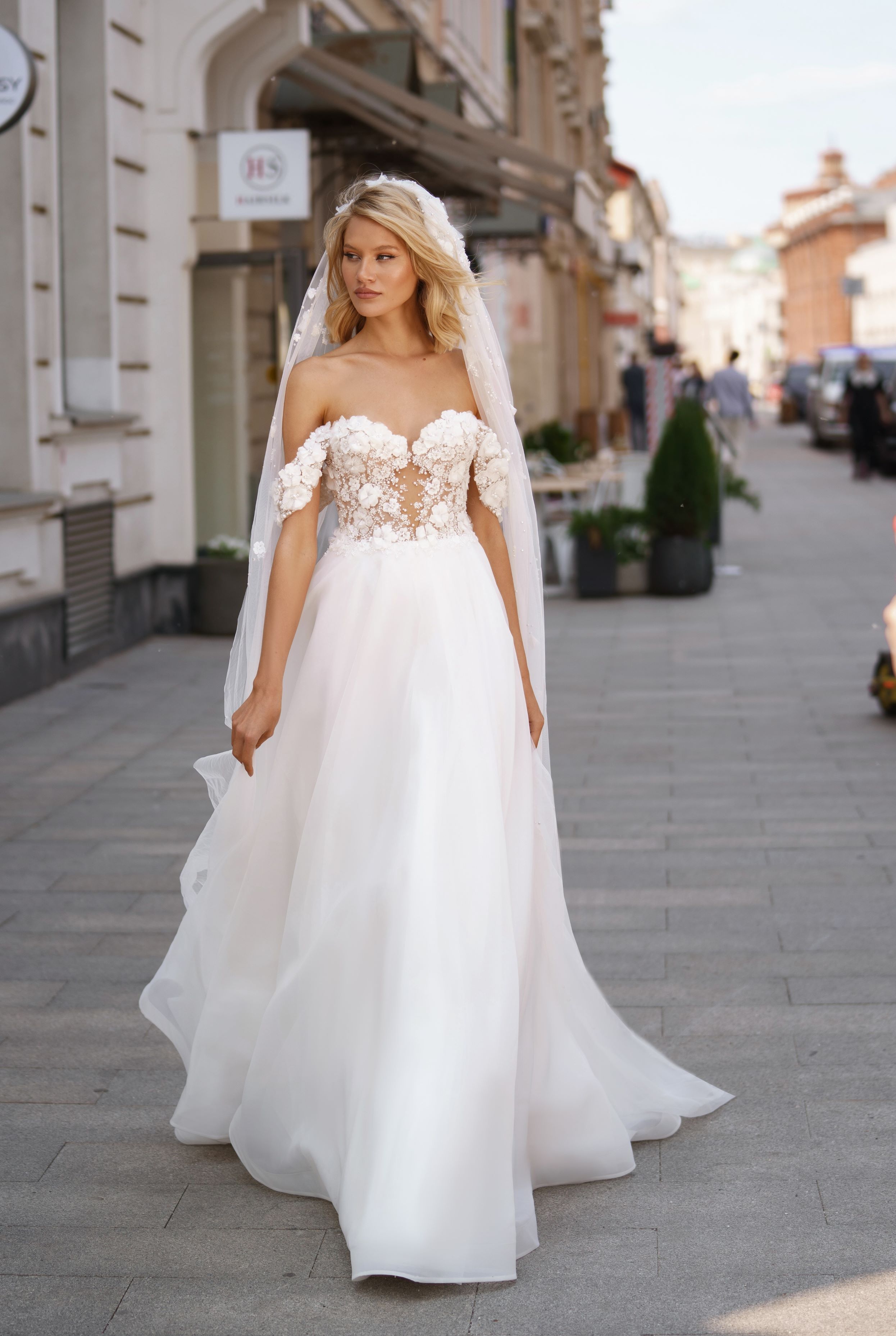 Brautkleid mit schmalen Off-Shoulder Trägern