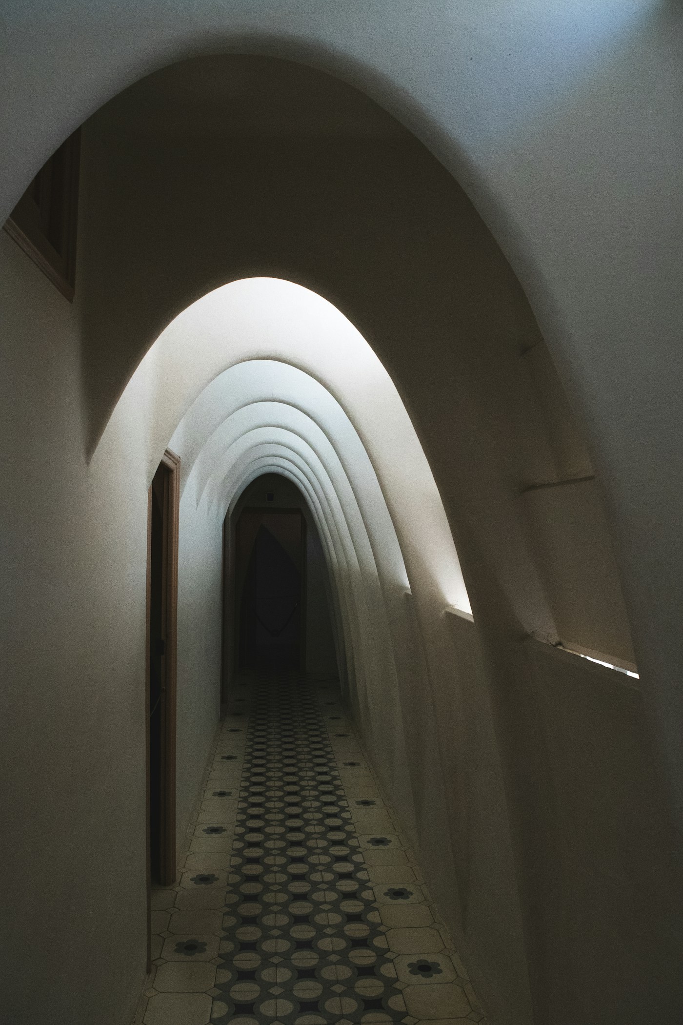 Vaulted corridor in lime plaster over a patterned floor