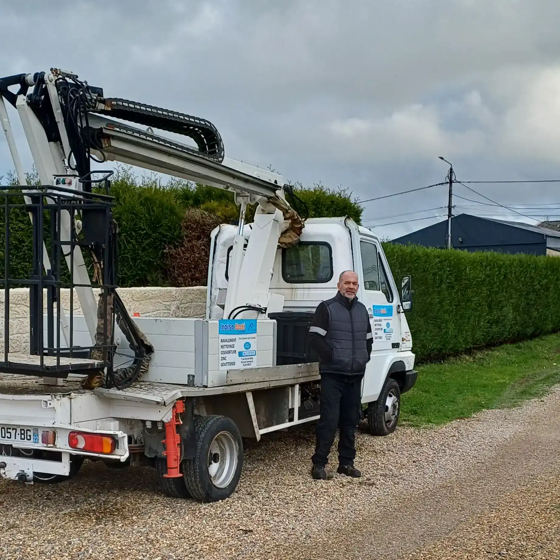 Couvreur et son camion à Lesneven