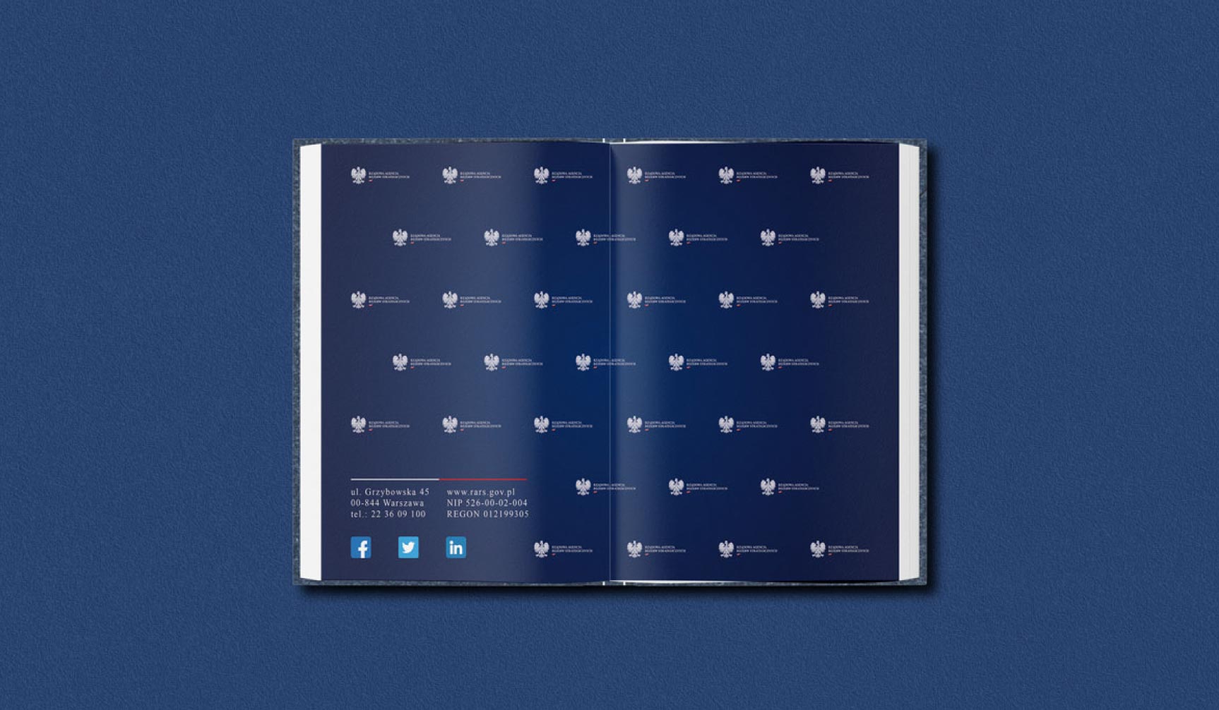 Rozkładówka planera biurowego – projekt przejrzystych tabel harmonogramu.