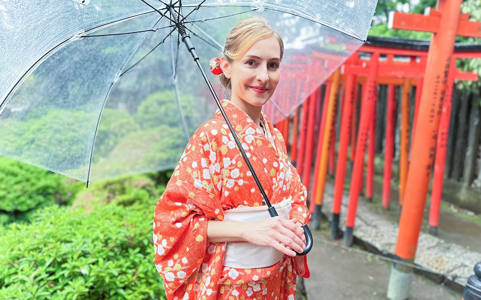 Chụp ảnh trước một ngôi đền hàng thế kỷ