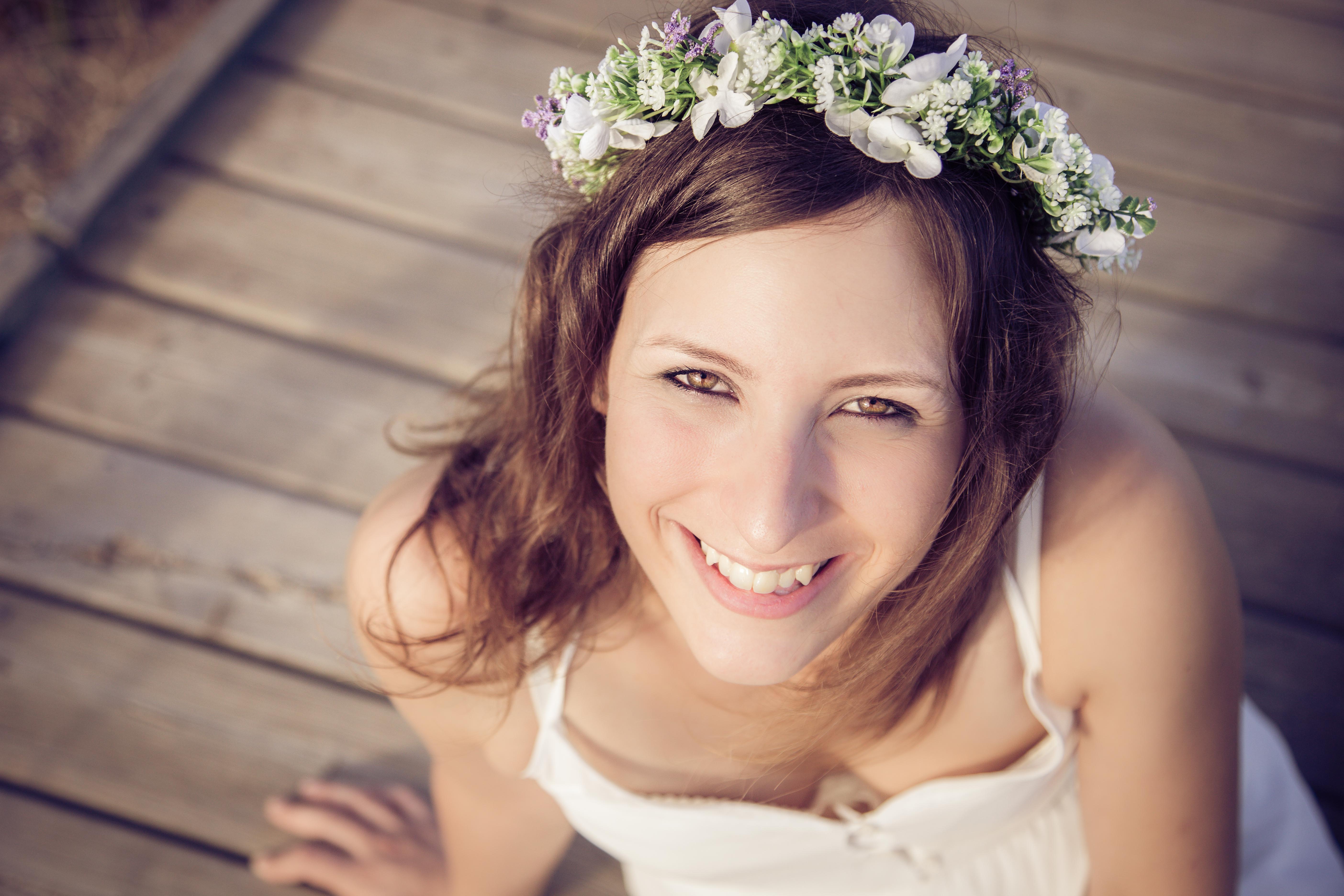 Chica con vestido blanco sonriendo a cámara