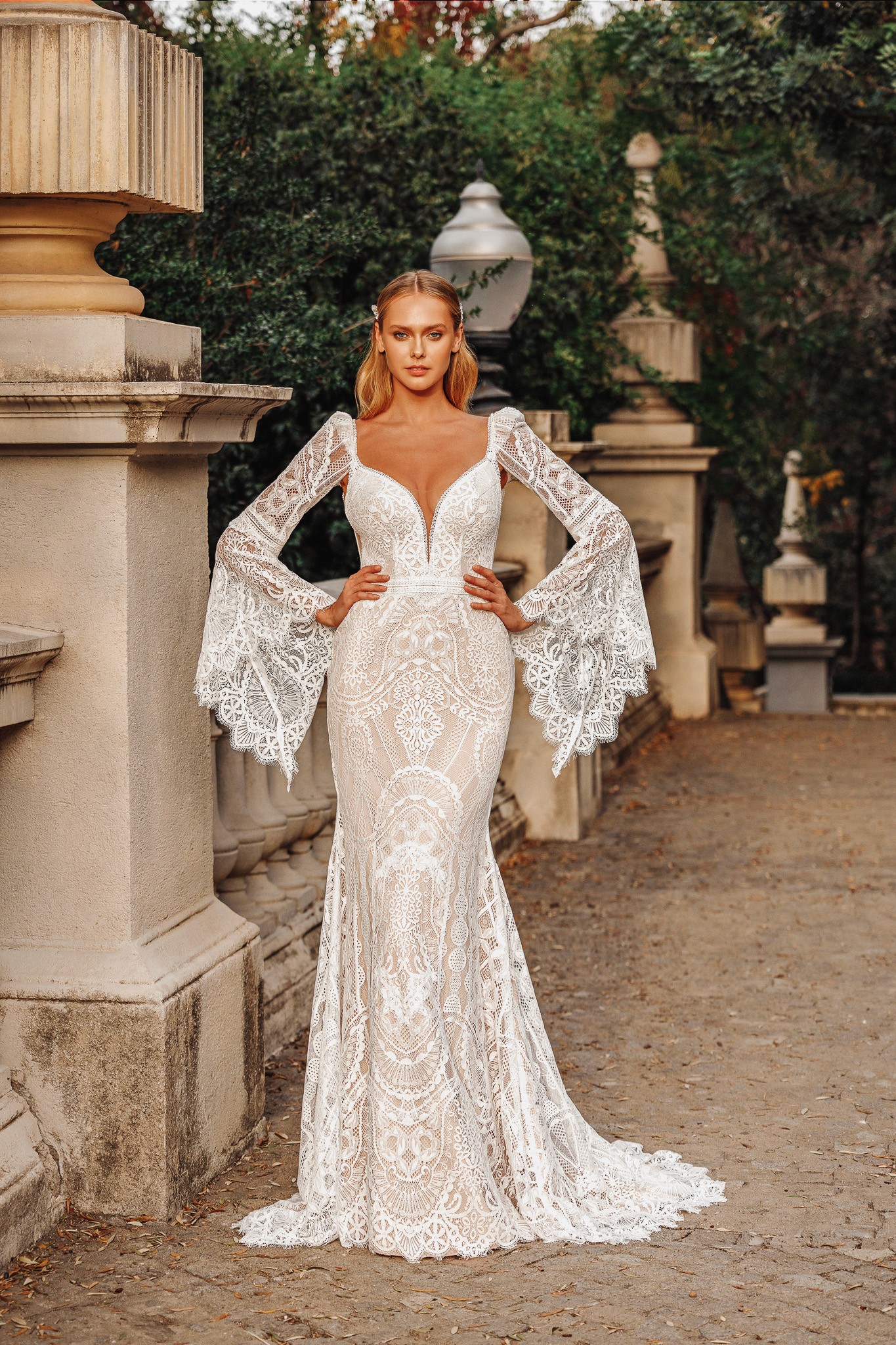 Hippie-inspiriertes Hochzeitskleid mit weiten Ärmeln und floraler Boho-Spitze