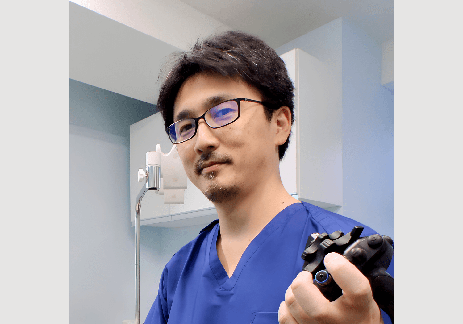 機材を手に持つ吉良文孝先生