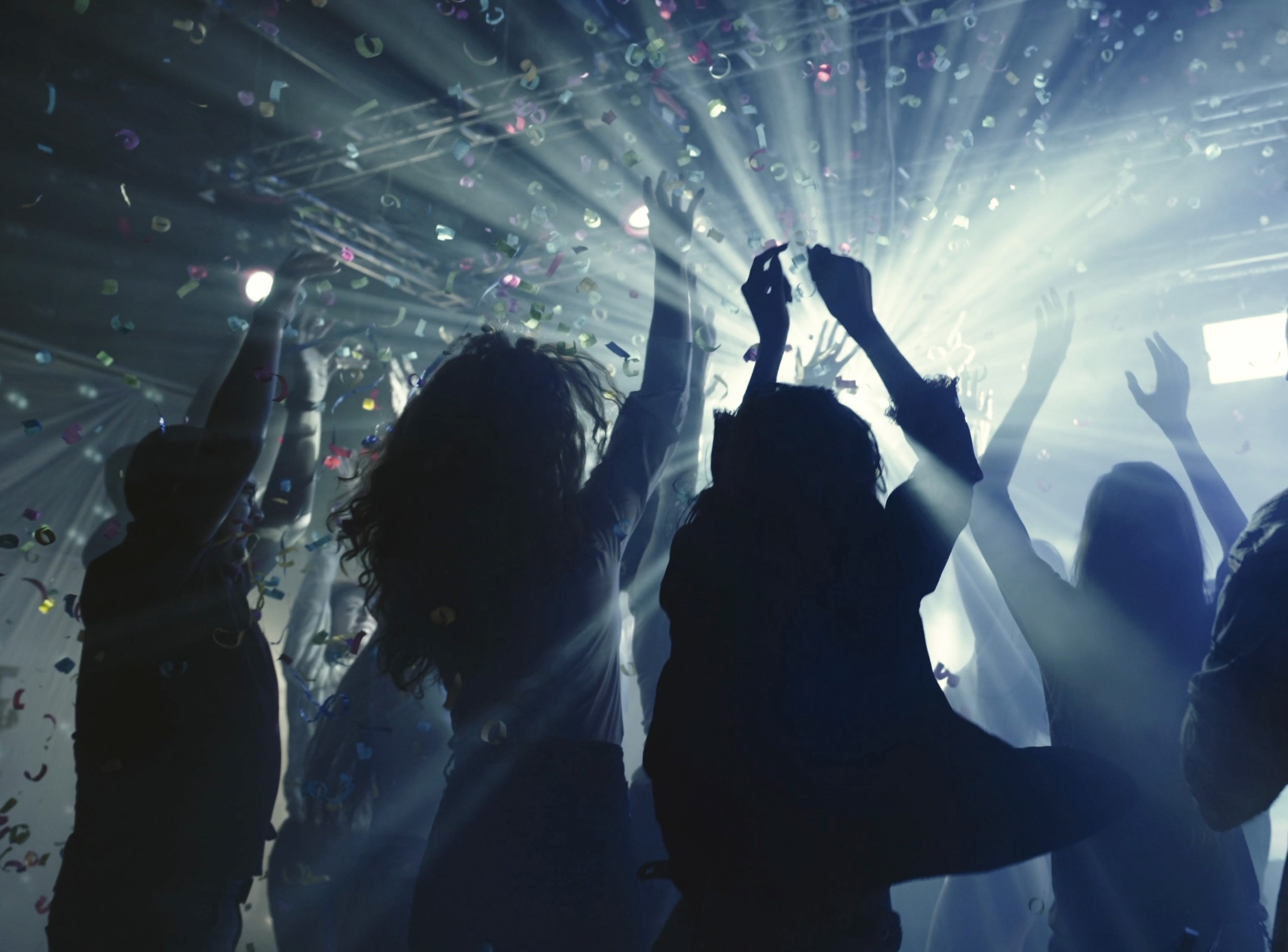 A beautifully set table with pink napkins and gold cutlery.