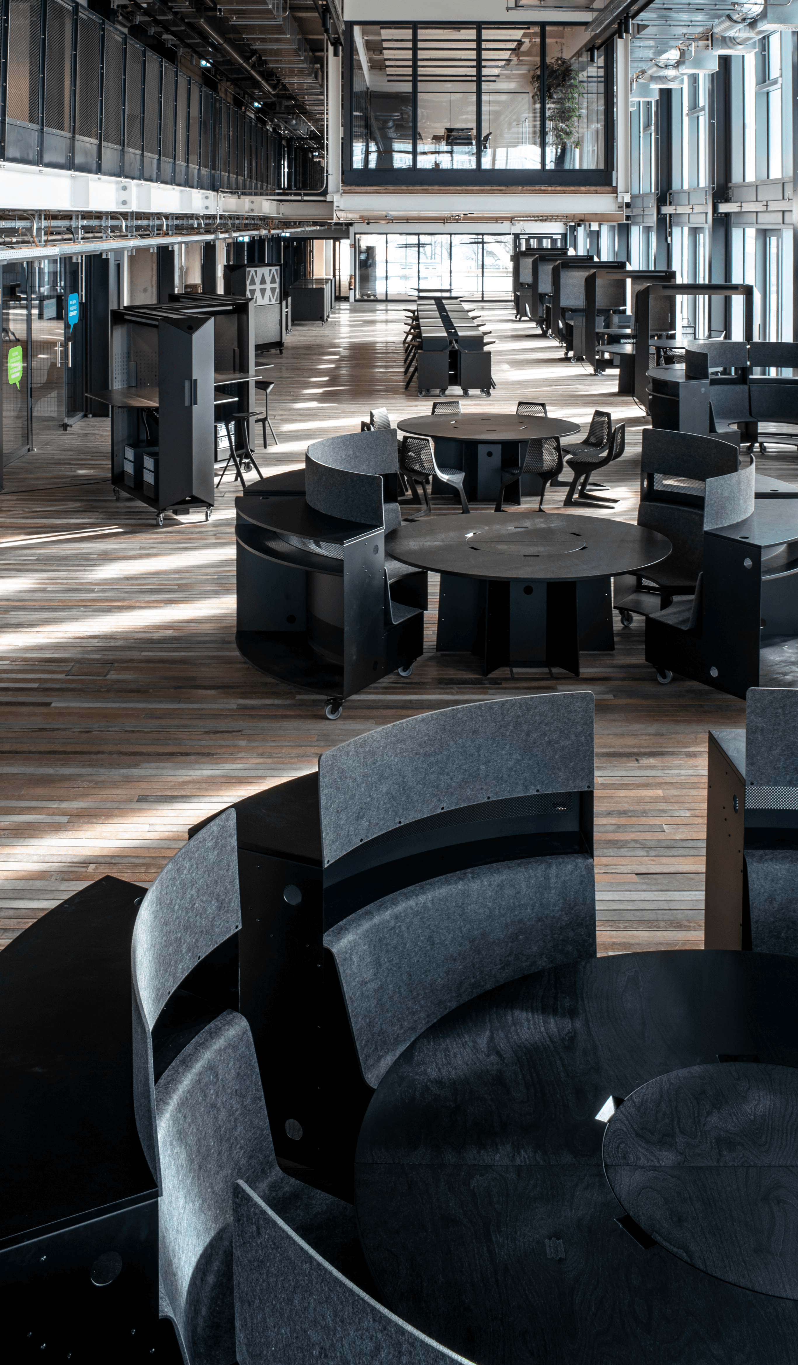 Großer Büroraum, ausgestattet mit verschiedenen SCOPE Elementen wie Transformationswänden, Pultbänken und rundem Tisch für flexible Micro-Architecture – gestaltet von Design for Human Nature in Hamburg.