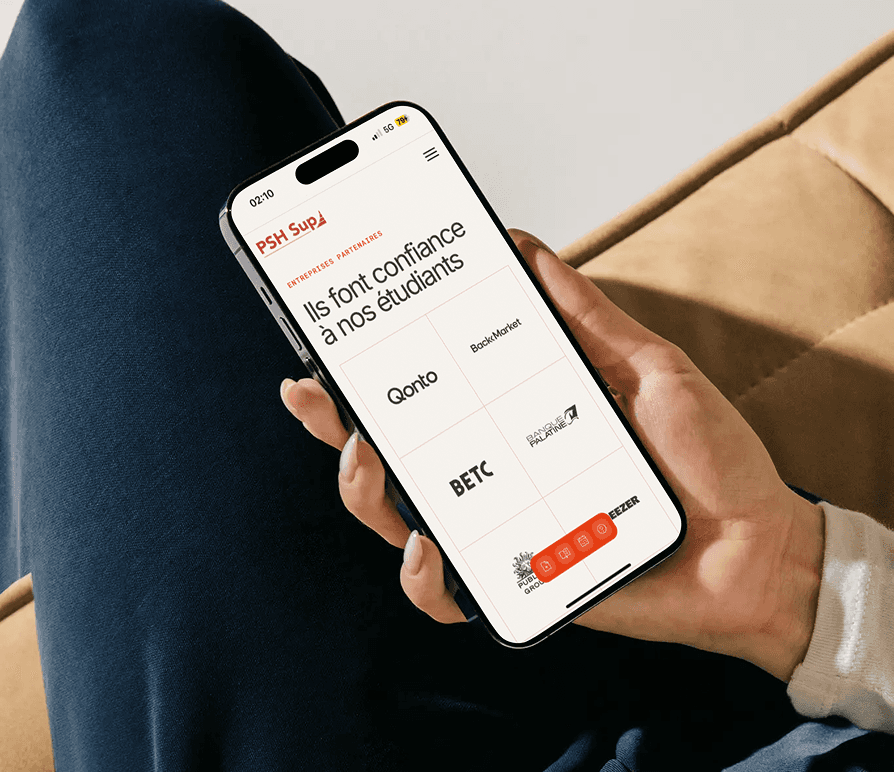 Iphone dans une main sur le site PSH Sup