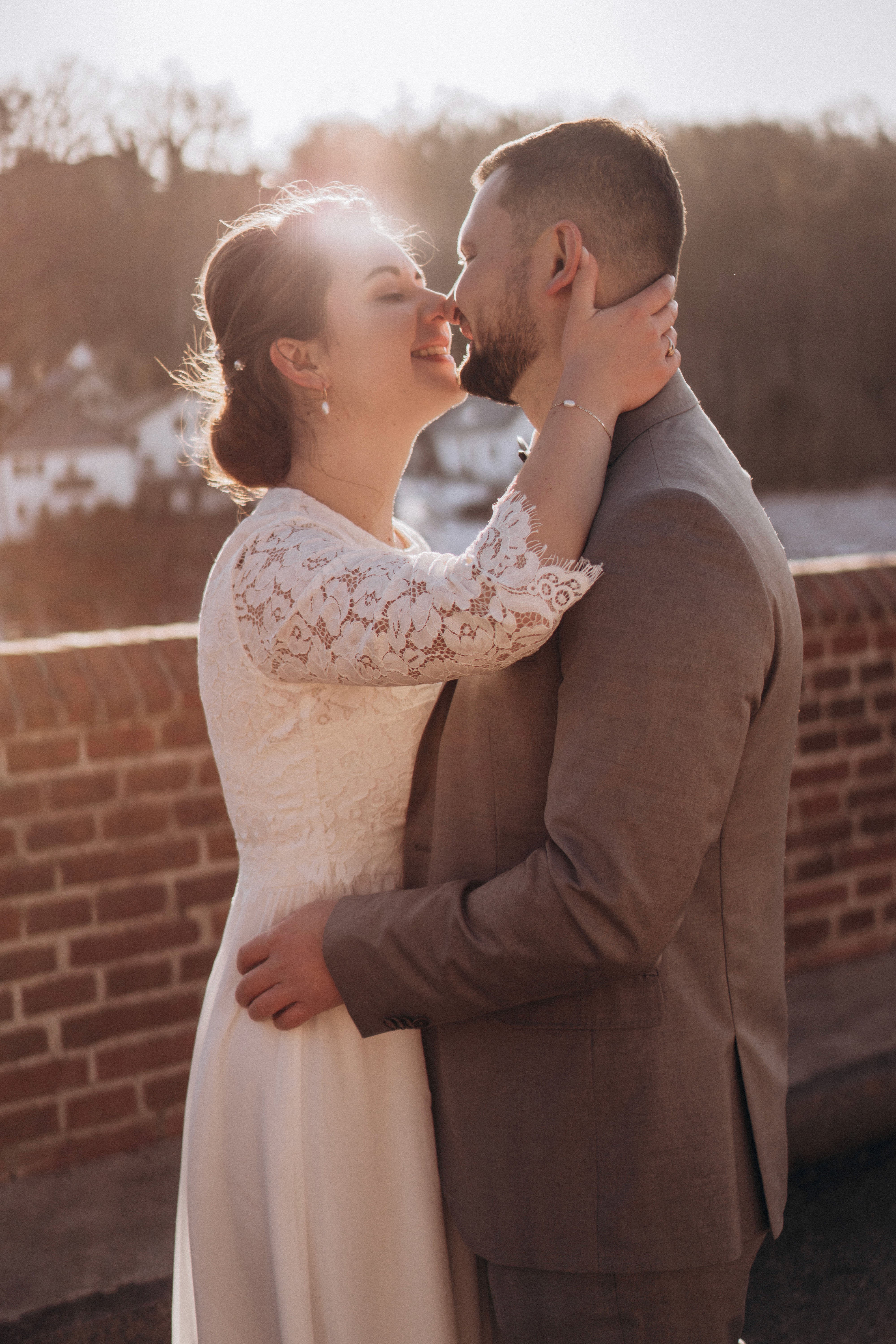 Hochzeitsfotografie Outdoor in Bogen – inniger Moment des Brautpaares im Abendlicht.