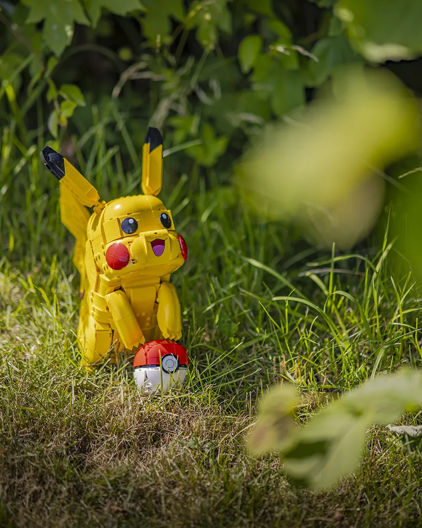 LEGO modell av Pikachu med Pokéball utstilt utendørs i gresset